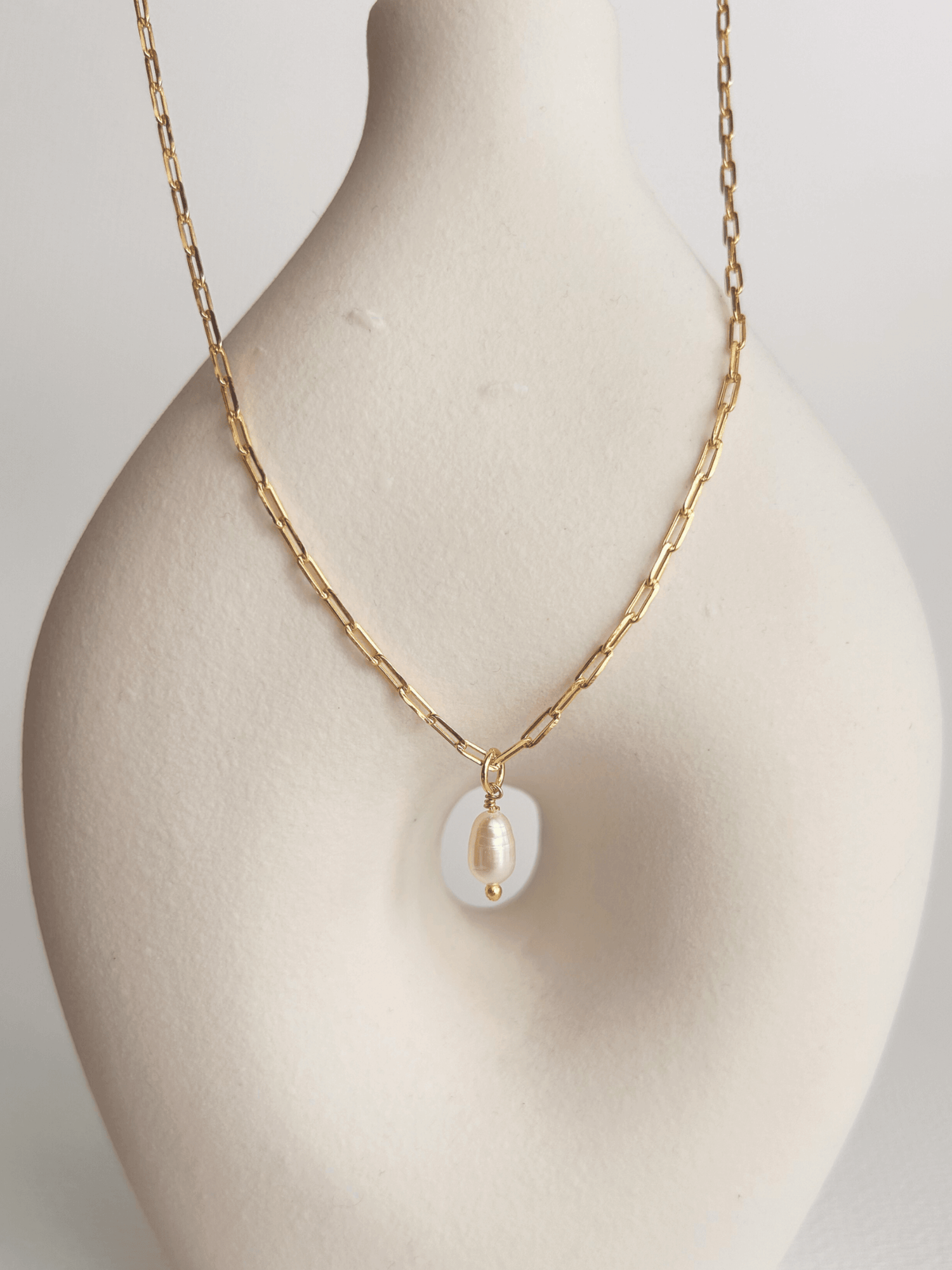 Collares y colgantes delicados en oro laminado (gold-filled) con perlas y piedras naturales. Muy duraderos, resistentes al agua y perfectos para el uso diario. Hechos a mano en España por Trópico Jewelry.