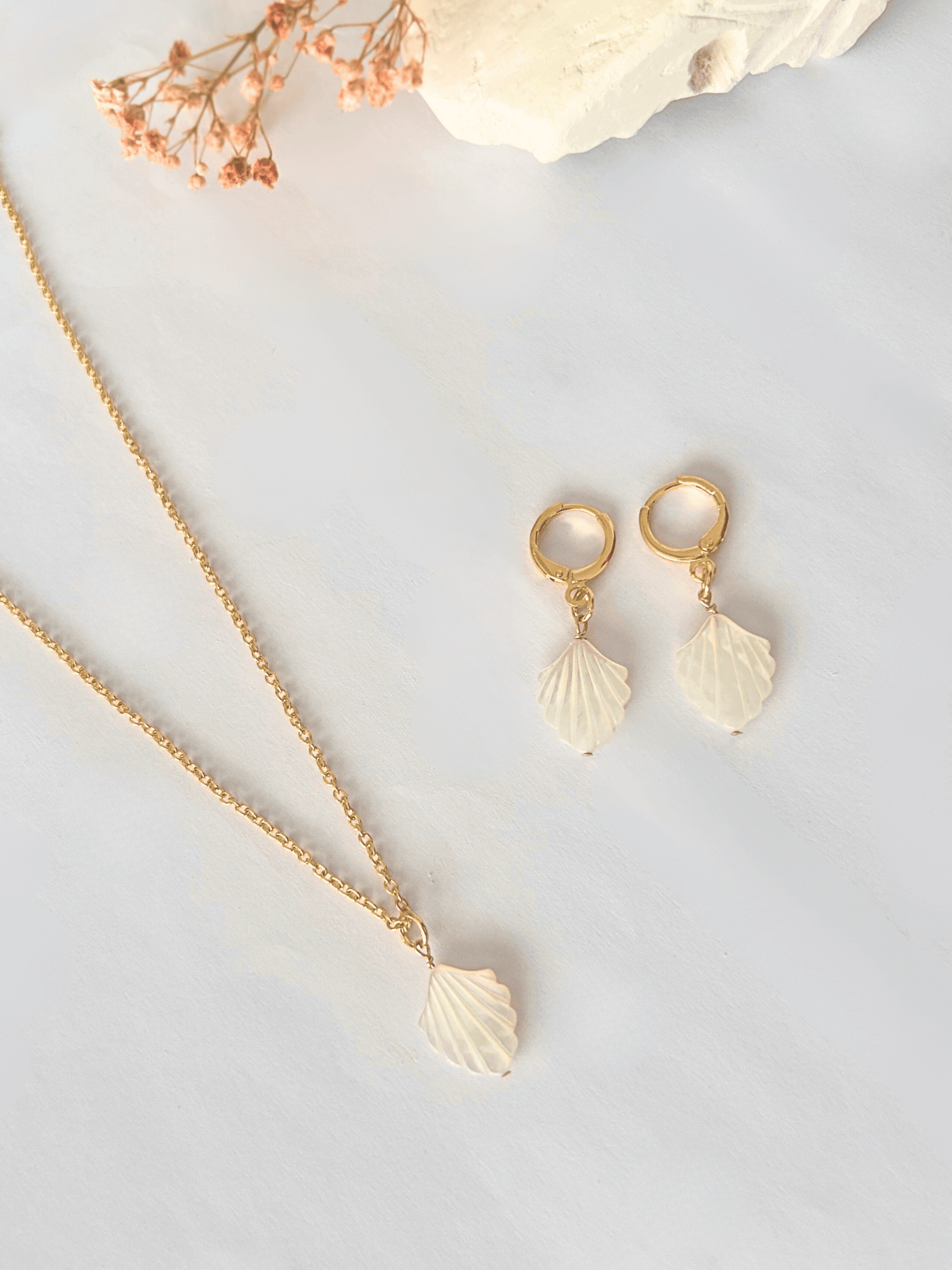 Conjuntos de joyas delicados en oro laminado (gold-filled) con perlas y piedras naturales. Muy duraderos, resistentes al agua, hipoalergénicos y perfectos para el uso diario. Hechos a mano en España por Trópico Jewelry.