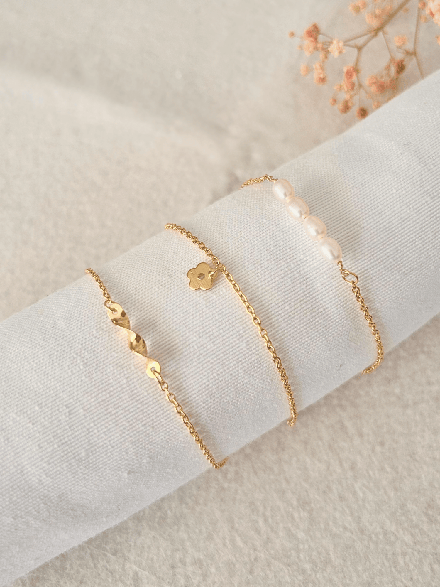 Pulseras delicadas en oro laminado (gold-filled) con perlas y piedras naturales. Muy duraderas, resistentes al agua y perfectas para el uso diario. Hechas a mano en España por Trópico Jewelry.