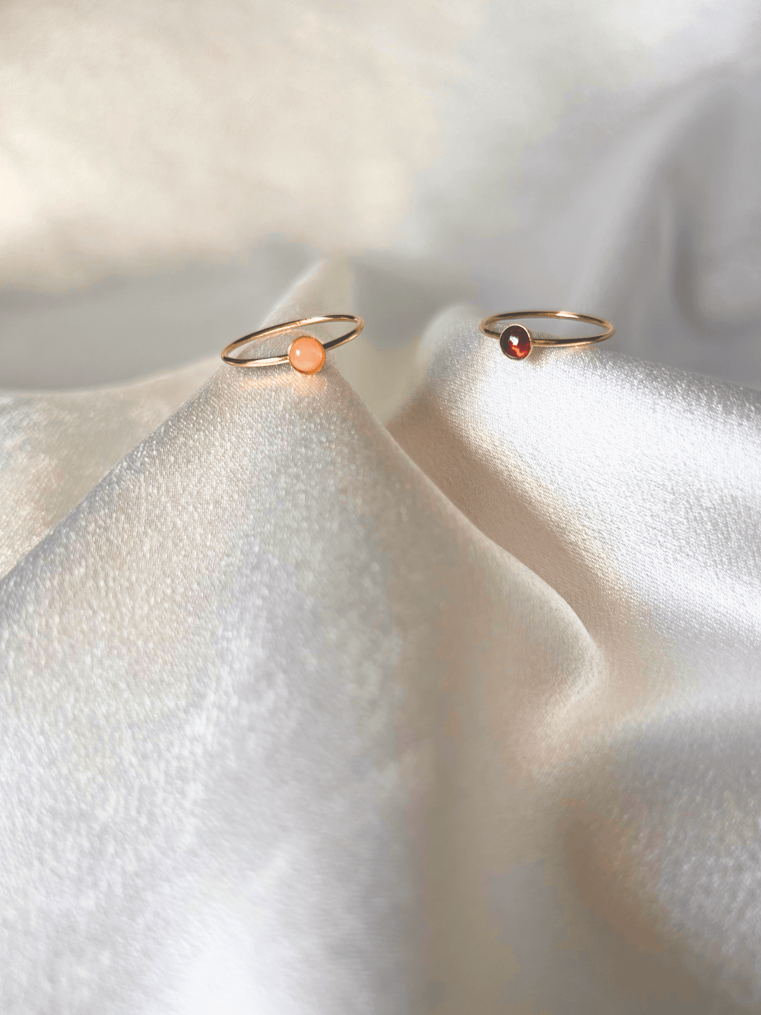 Anillos delicados en oro laminado (gold-filled) con piedras naturales. Muy duraderos, resistentes al agua y perfectos para uso diario. Hechos a mano en España por Trópico Jewelry.