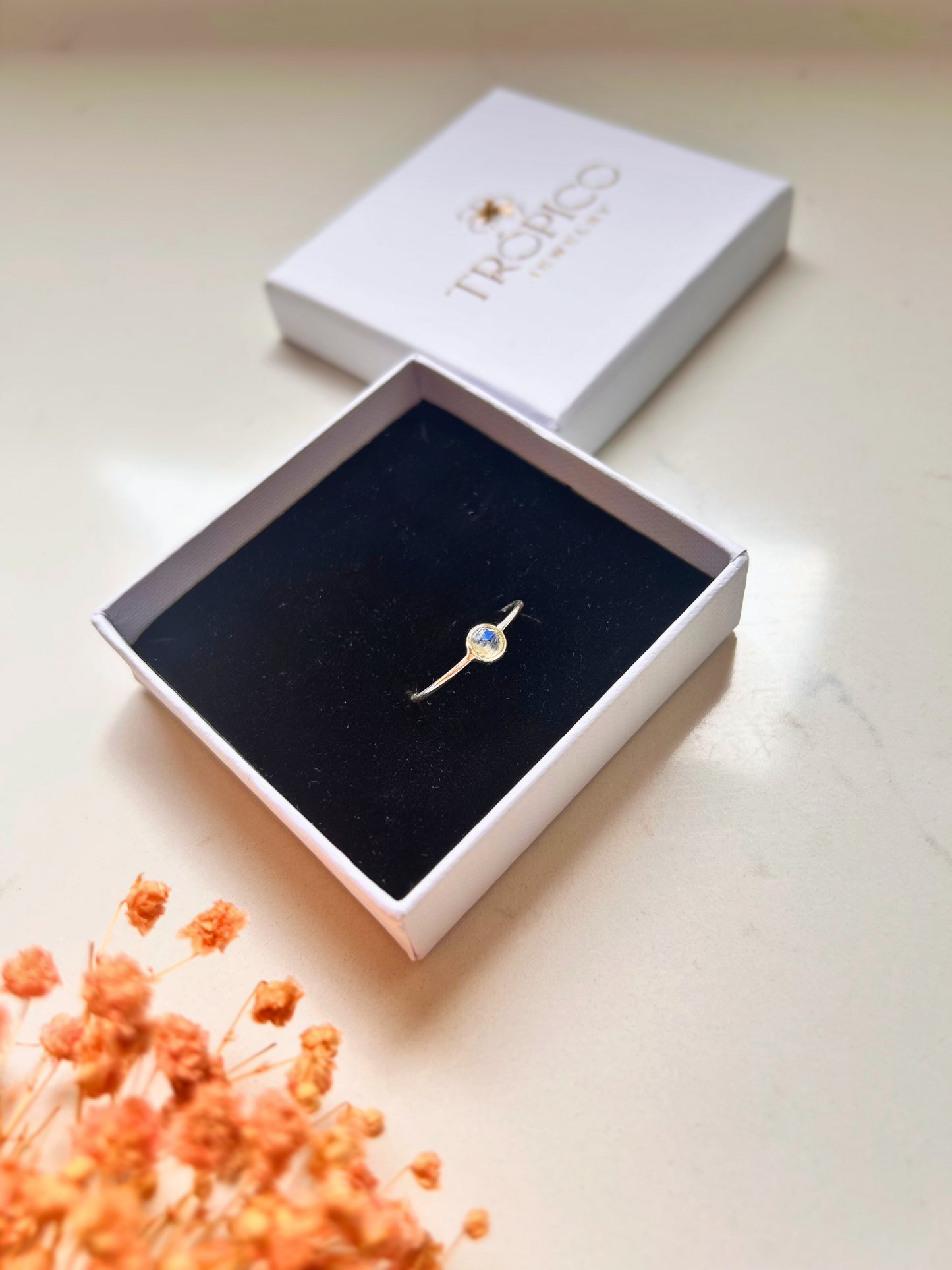 Anillo de plata con piedra lunar. Delicado y elegante. Joya simbólica con significado