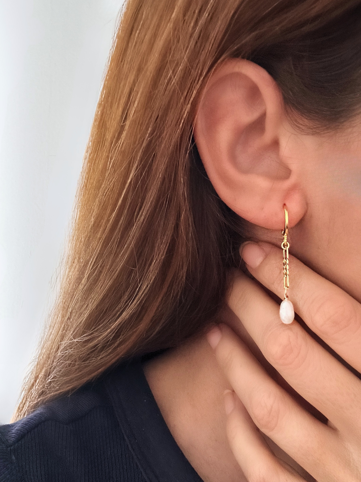 Pendientes de cadena y perlas. Con pequeñas argollas y cadena fígaro en oro laminado (gold-filled) 18K y perlas reales de agua dulce. Pendientes minimalistas hipoalergénicos y duraderos, de Trópico Jewelry