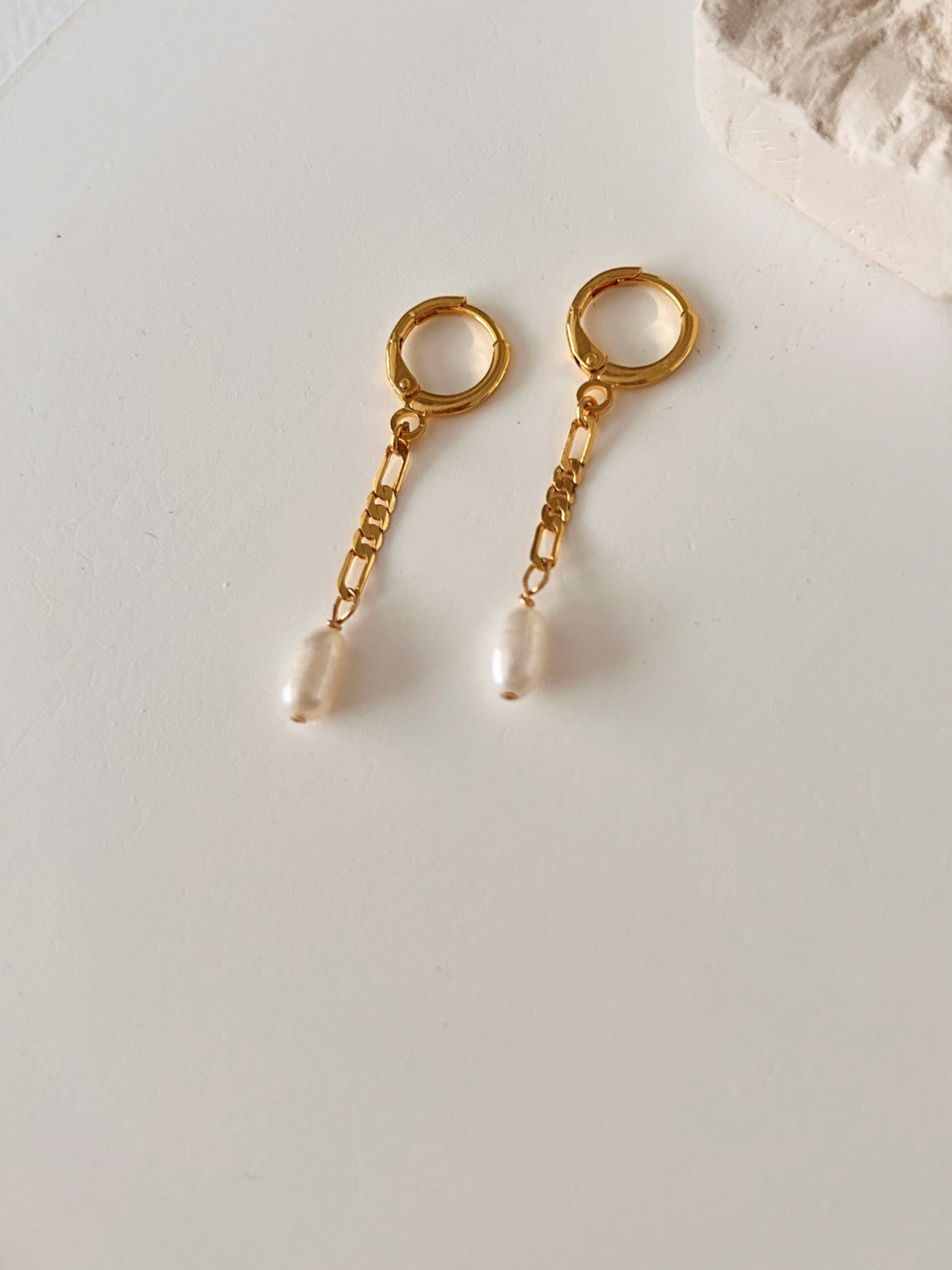 Pendientes de cadena y perlas. Con pequeñas argollas y cadena fígaro en oro laminado (gold-filled) 18K y perlas reales de agua dulce. Pendientes minimalistas hipoalergénicos y duraderos, de Trópico Jewelry