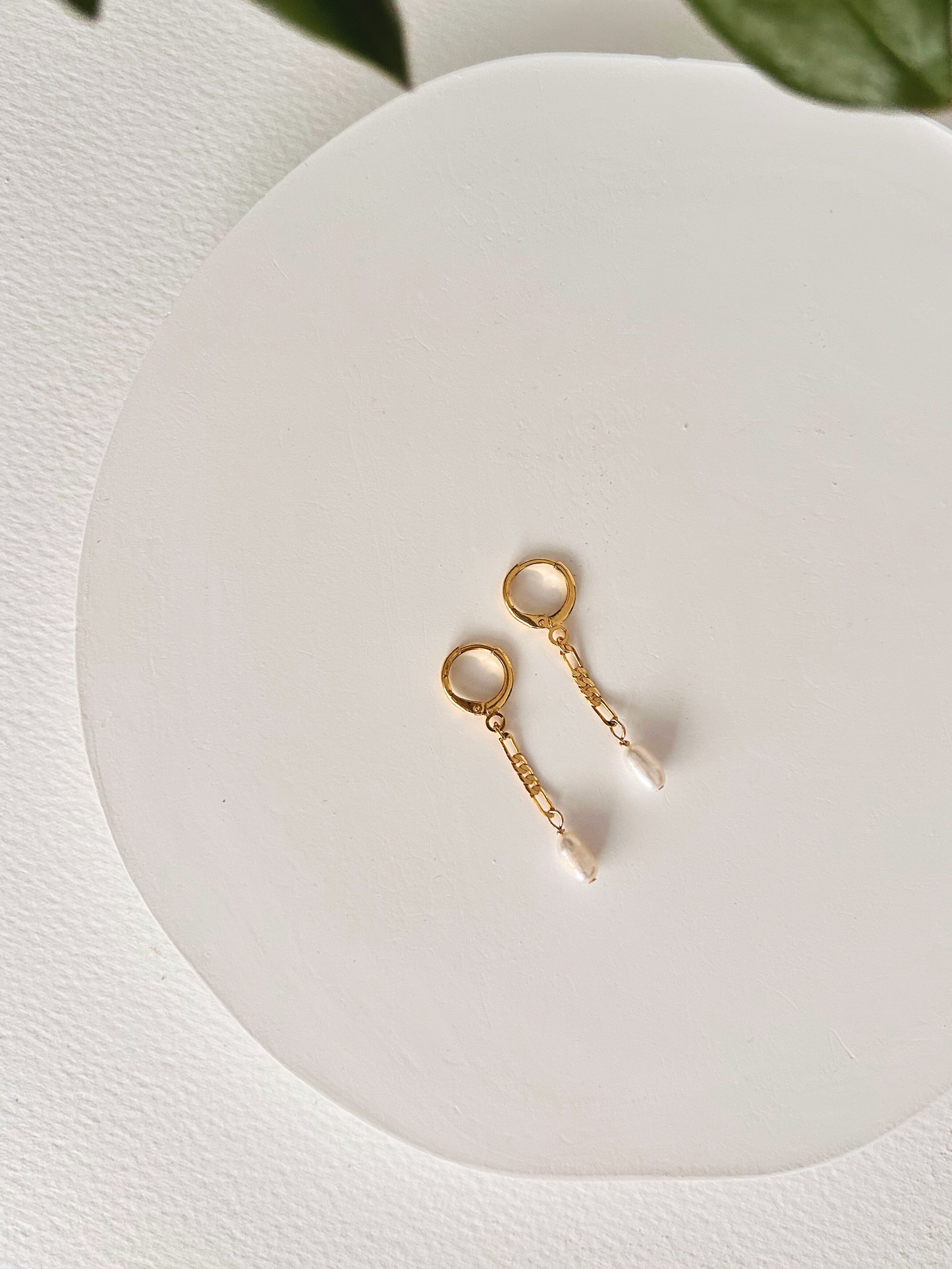 Pendientes de cadena y perlas. Con pequeñas argollas y cadena fígaro en oro laminado (gold-filled) 18K y perlas reales de agua dulce. Pendientes minimalistas hipoalergénicos y duraderos, de Trópico Jewelry
