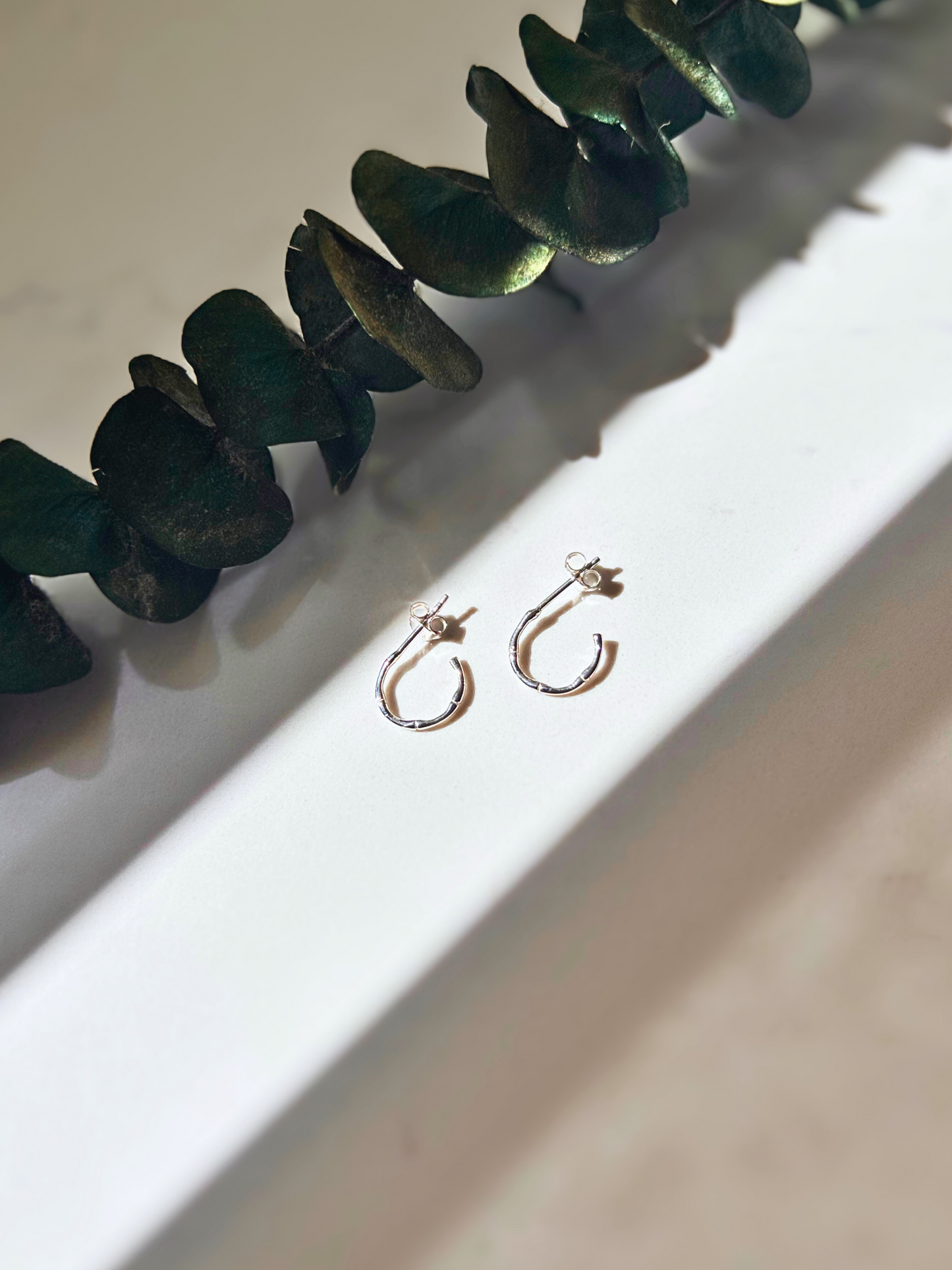 Argollas en plata de ley con textura de bambú y cierre de mariposa. Pequeñas y ligeras, son perfectas para el uso diario. Una joya básica para cualquier ocasión.