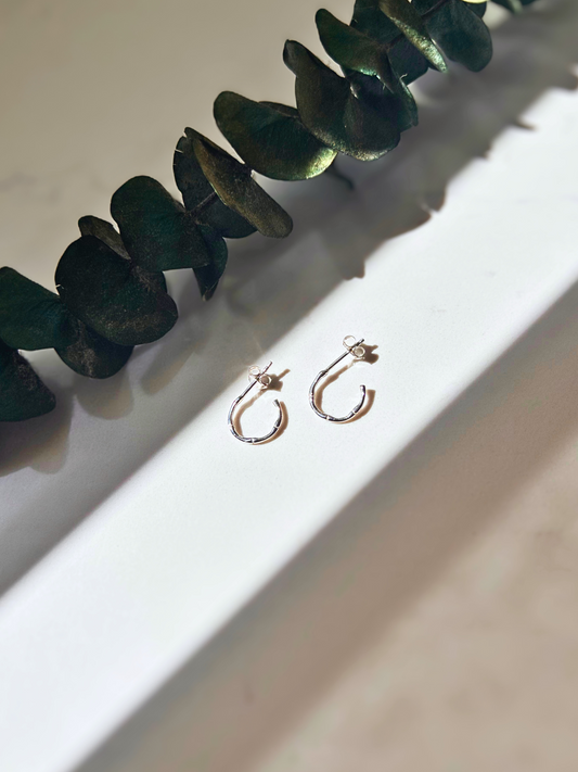 Argollas en plata de ley con textura de bambú y cierre de mariposa. Pequeñas y ligeras, son perfectas para el uso diario. Una joya básica para cualquier ocasión.