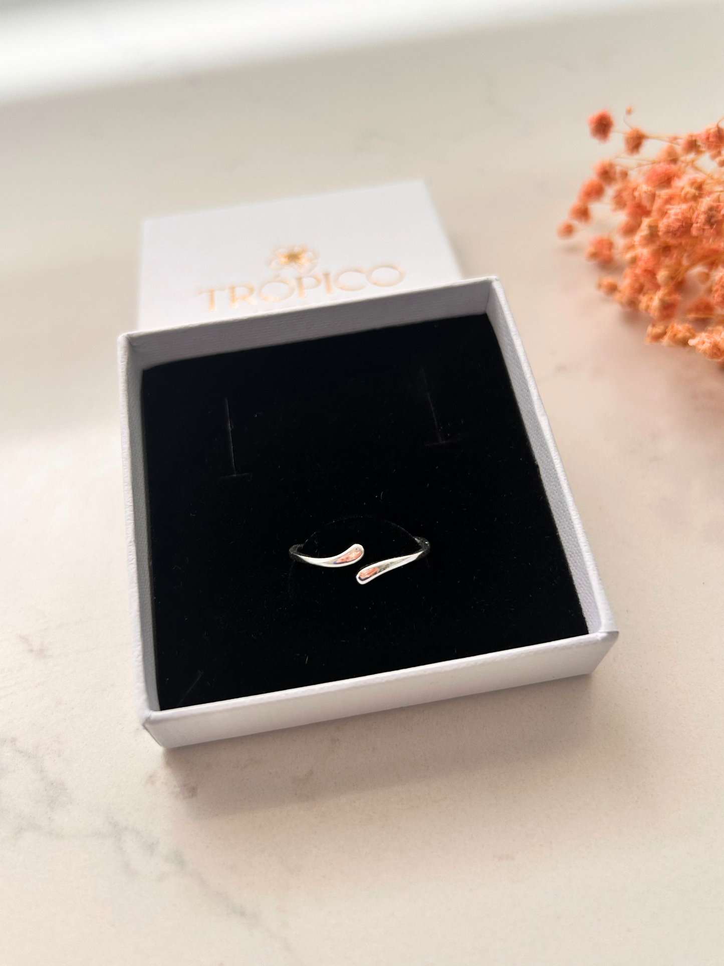 Anillo abierto en plata de ley 925, minimalista y trendy, ideal para el uso diario. Apilable, versátil y atemporal.