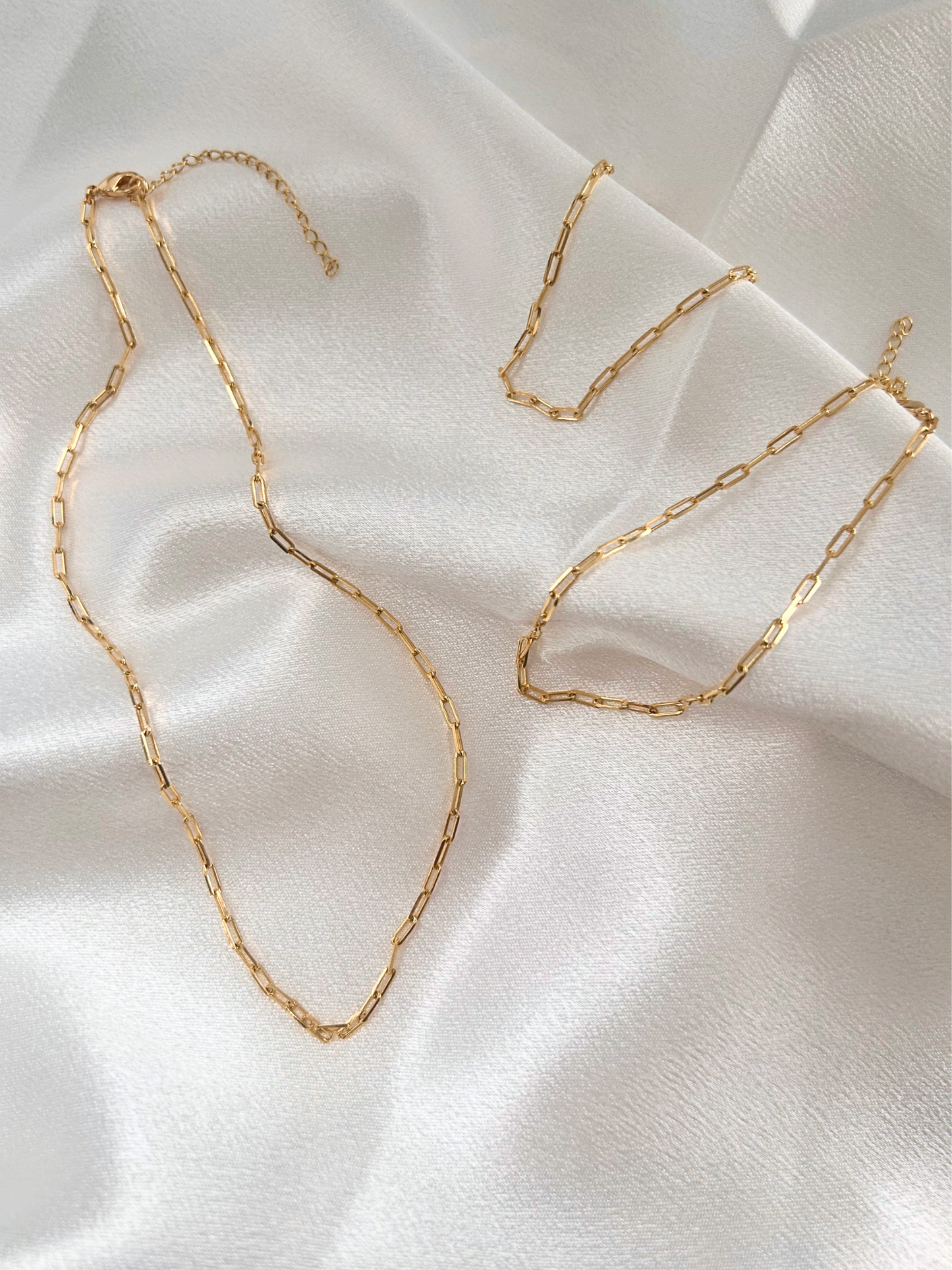 Conjunto minimalista de cadena de eslabones largos (paperclip), compuesto por chóker o collar corto, pulsera y tobillera. Set perfecto y delicado para regalar.