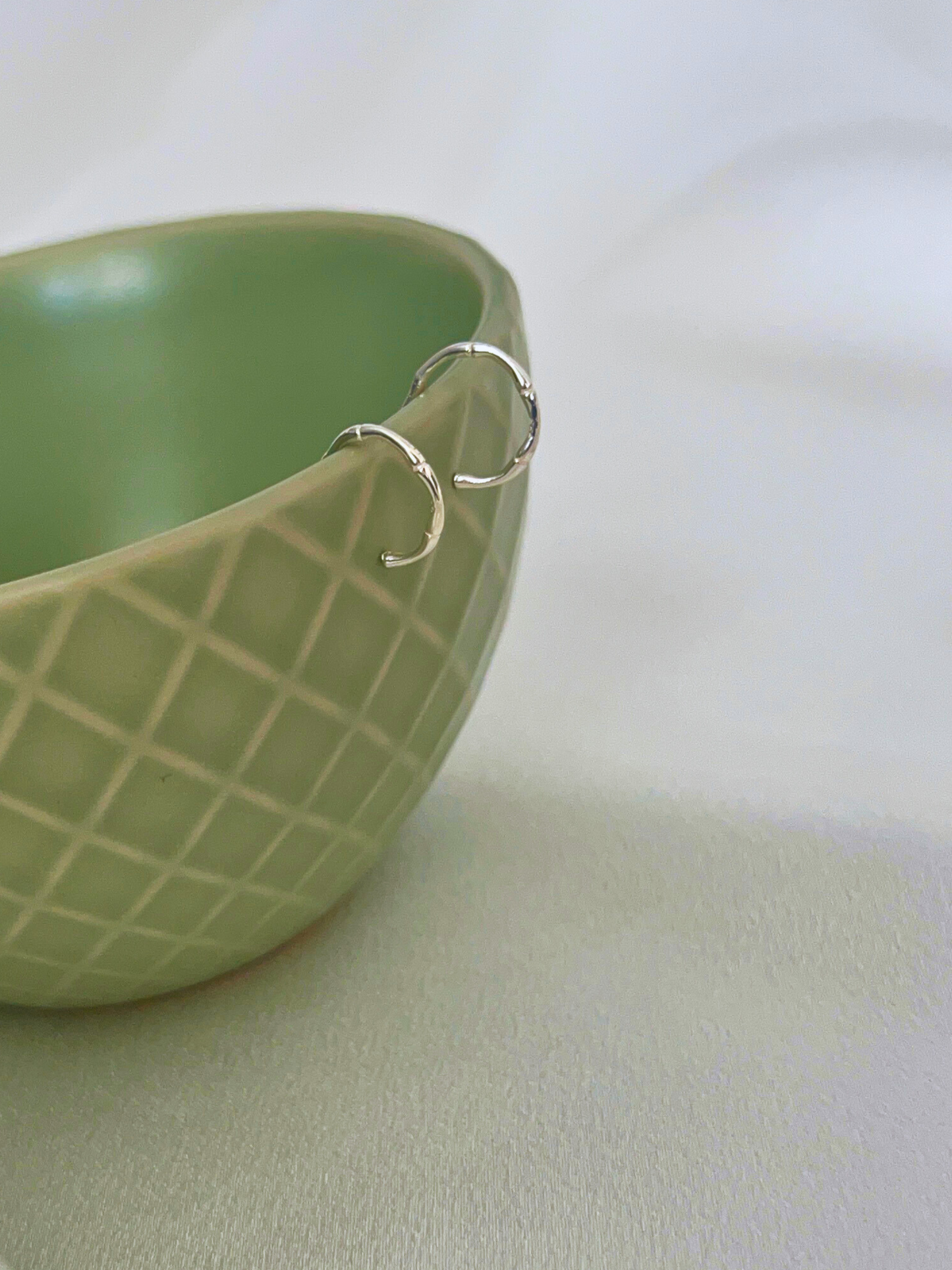 Argollas en plata de ley con textura de bambú y cierre de mariposa. Pequeñas y ligeras, son perfectas para el uso diario. Una joya básica para cualquier ocasión.