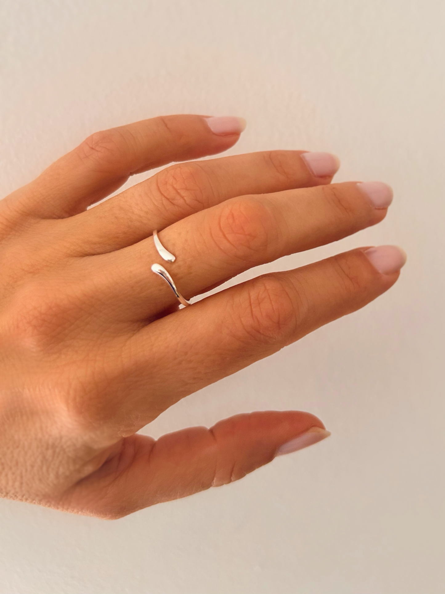 Anillo abierto en plata de ley 925, minimalista y trendy, ideal para el uso diario. Apilable, versátil y atemporal.