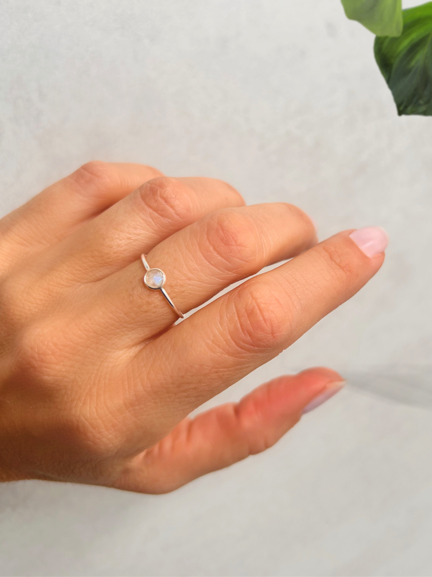 Anillo de plata con piedra lunar. Delicado y elegante. Joya simbólica con significado