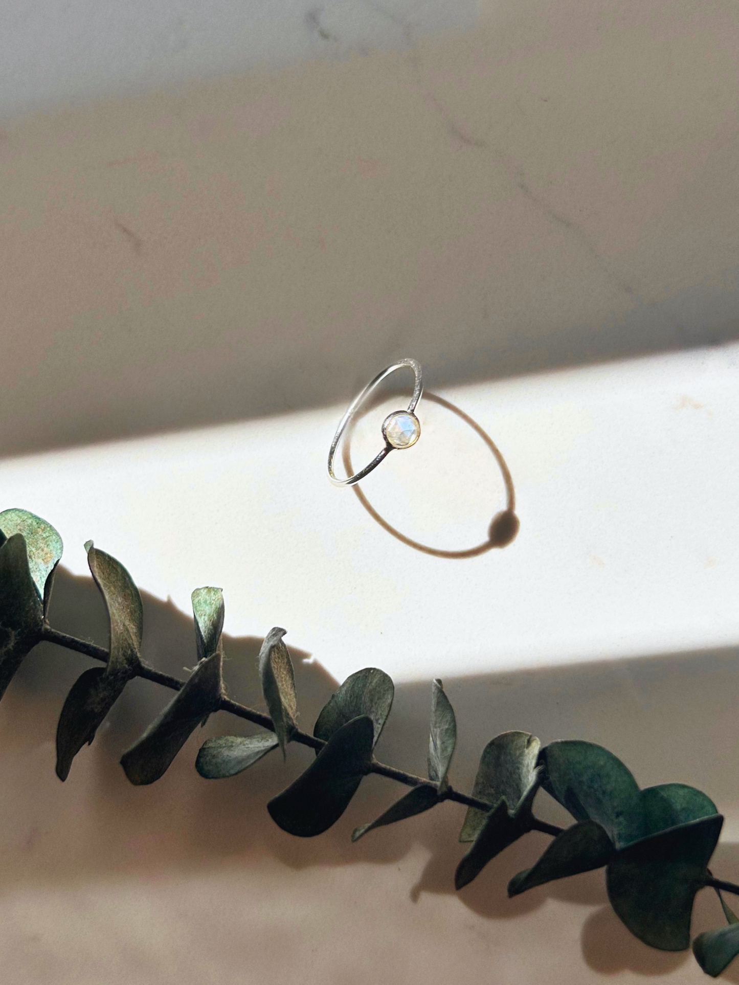 Anillo de plata con piedra lunar. Delicado y elegante. Joya simbólica con significado