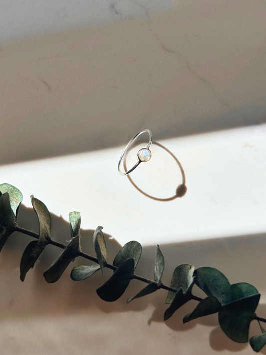 Anillo de plata con piedra lunar. Delicado y elegante. Joya simbólica con significado