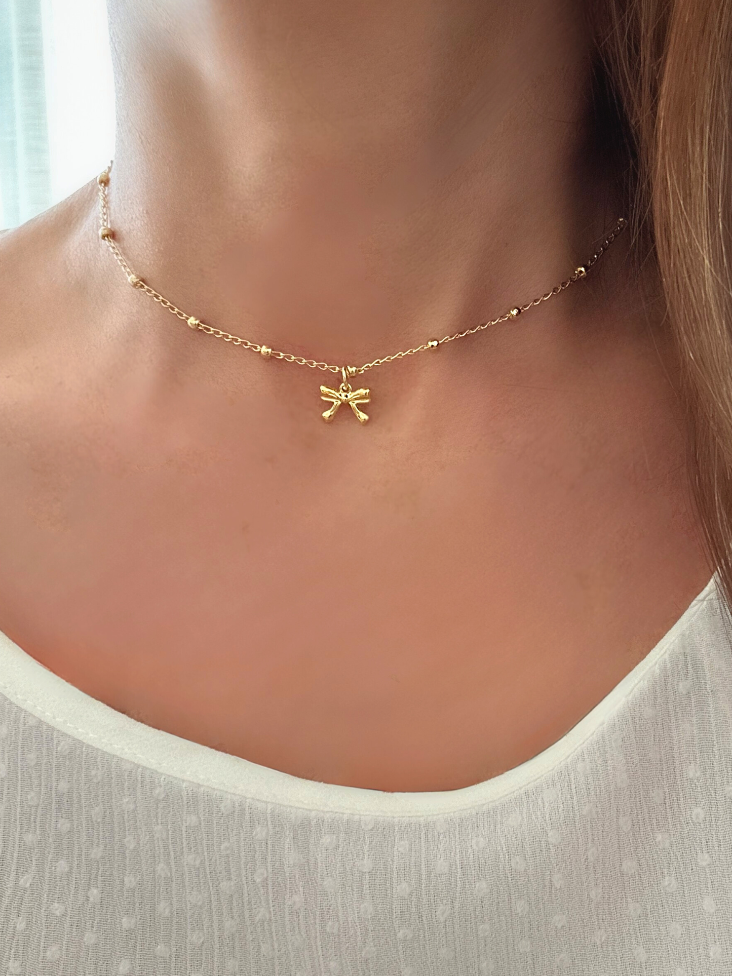 Choker con lazo en oro laminado (gold filled) 18K. Delicado y duradero, con estilo coquette para un toque femenino y juguetón. Collar corto ajustable con dije. Cadena con cuentas, tipo satélite. Regalo romántico para ella, Trópico Jewelry