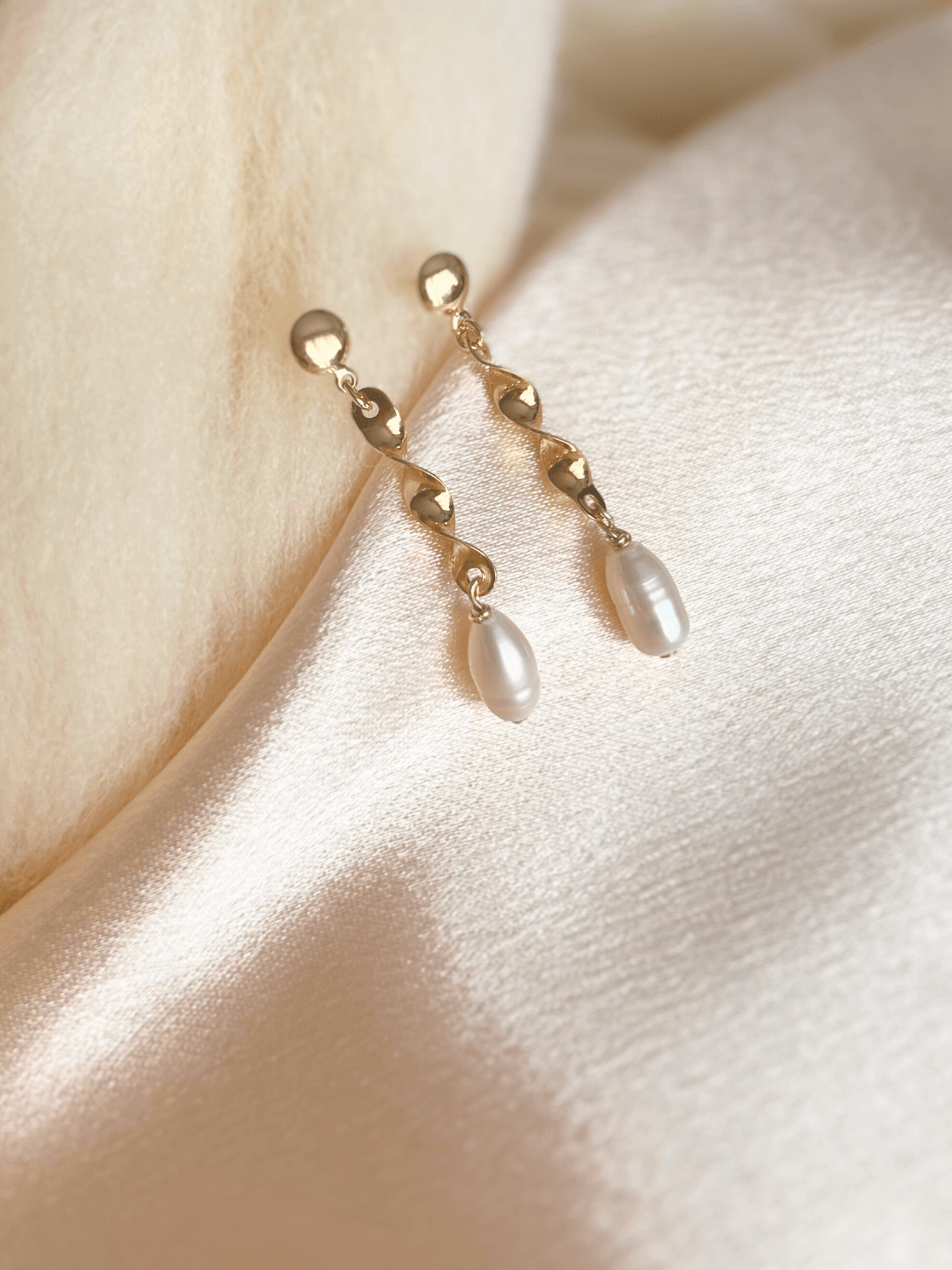 Pendientes delicados en oro laminado (gold-filled) con perlas y piedras naturales. Muy duraderos, hipoalergénicos, resistentes al agua y perfectos para el uso diario. Hechos a mano en España por Trópico Jewelry.