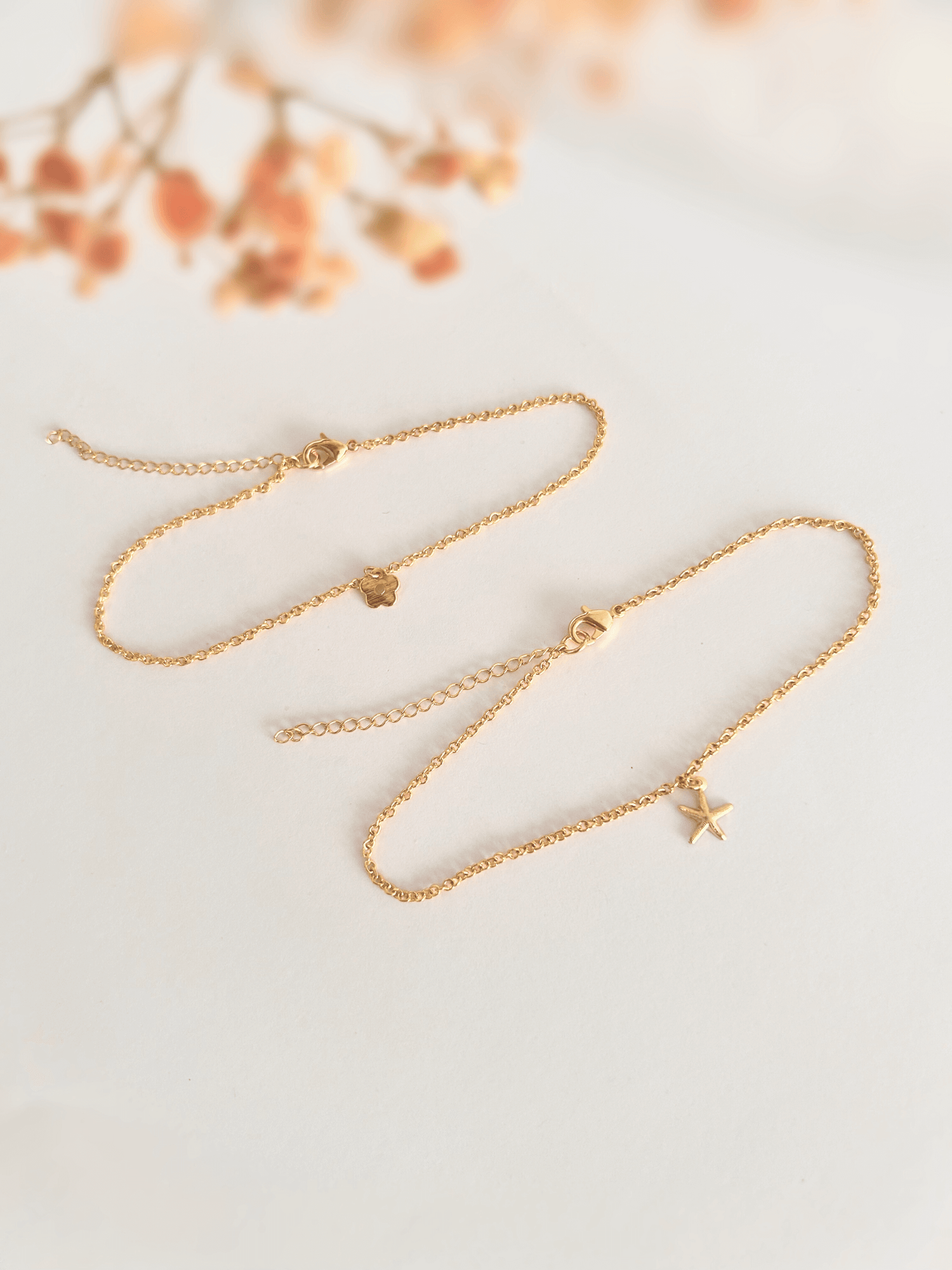 Tobilleras delicadas en oro laminado (gold-filled) con perlas y piedras naturales. Muy duraderas, resistentes al agua y perfectas para el uso diario. Hechas a mano en España por Trópico Jewelry.