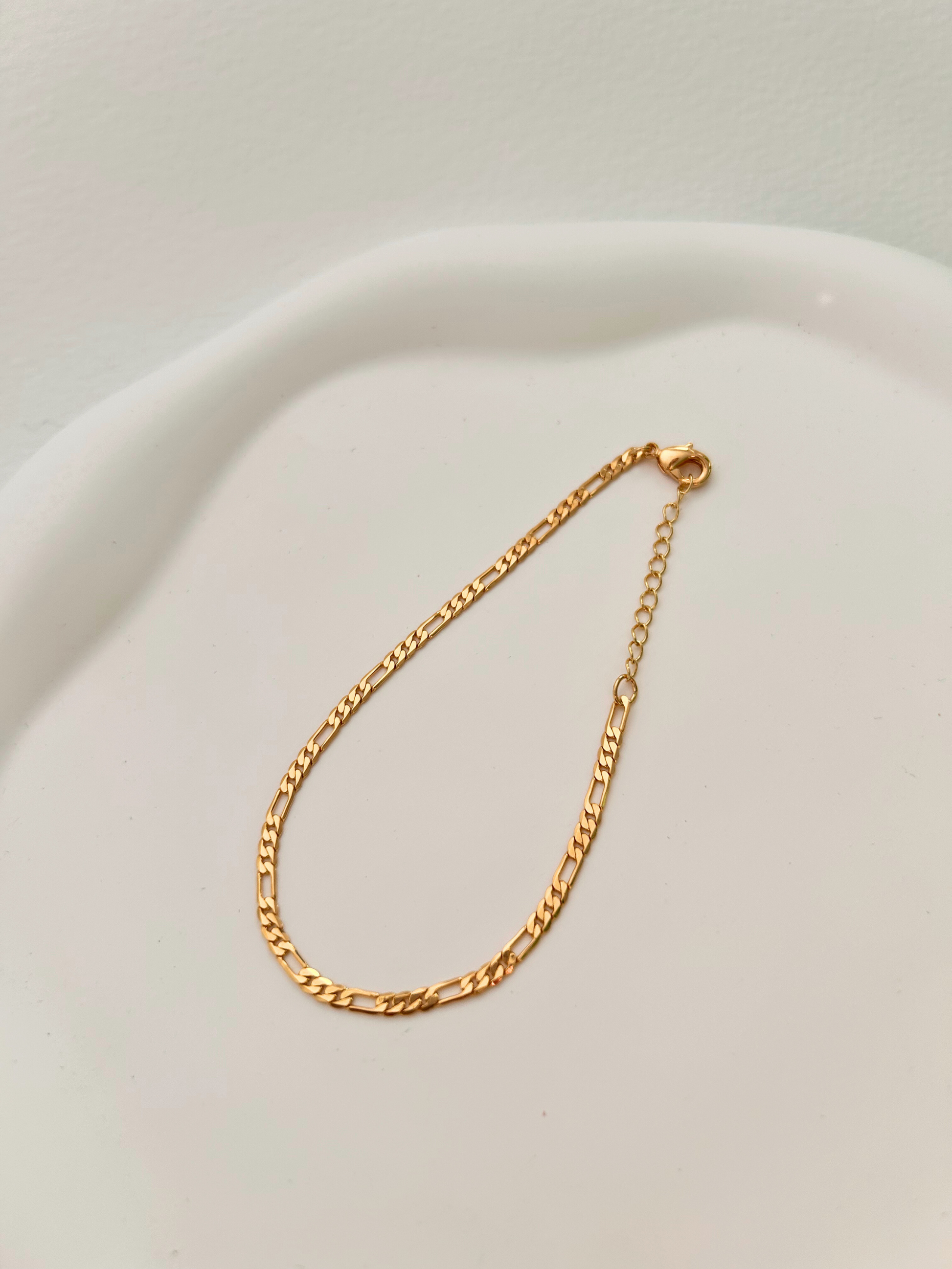 Pulsera fígaro con cadena clásica, en oro laminado 18K (gold filled). Versátil, delicada y atemporal, a la vez que moderna y trendy, es un regalo perfecto. Hecha a mano en España por Trópico Jewelry.