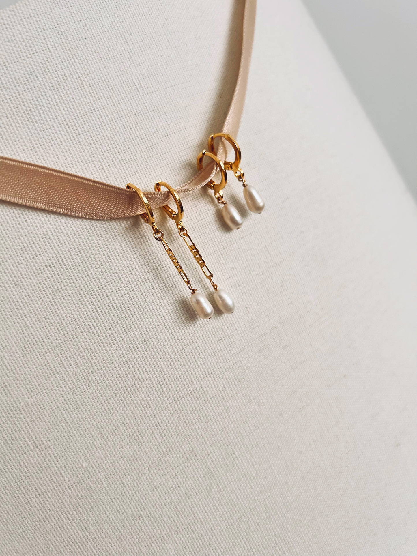 Pendientes de cadena y perlas. Con pequeñas argollas y cadena fígaro en oro laminado (gold-filled) 18K y perlas reales de agua dulce. Pendientes minimalistas hipoalergénicos y duraderos, de Trópico Jewelry