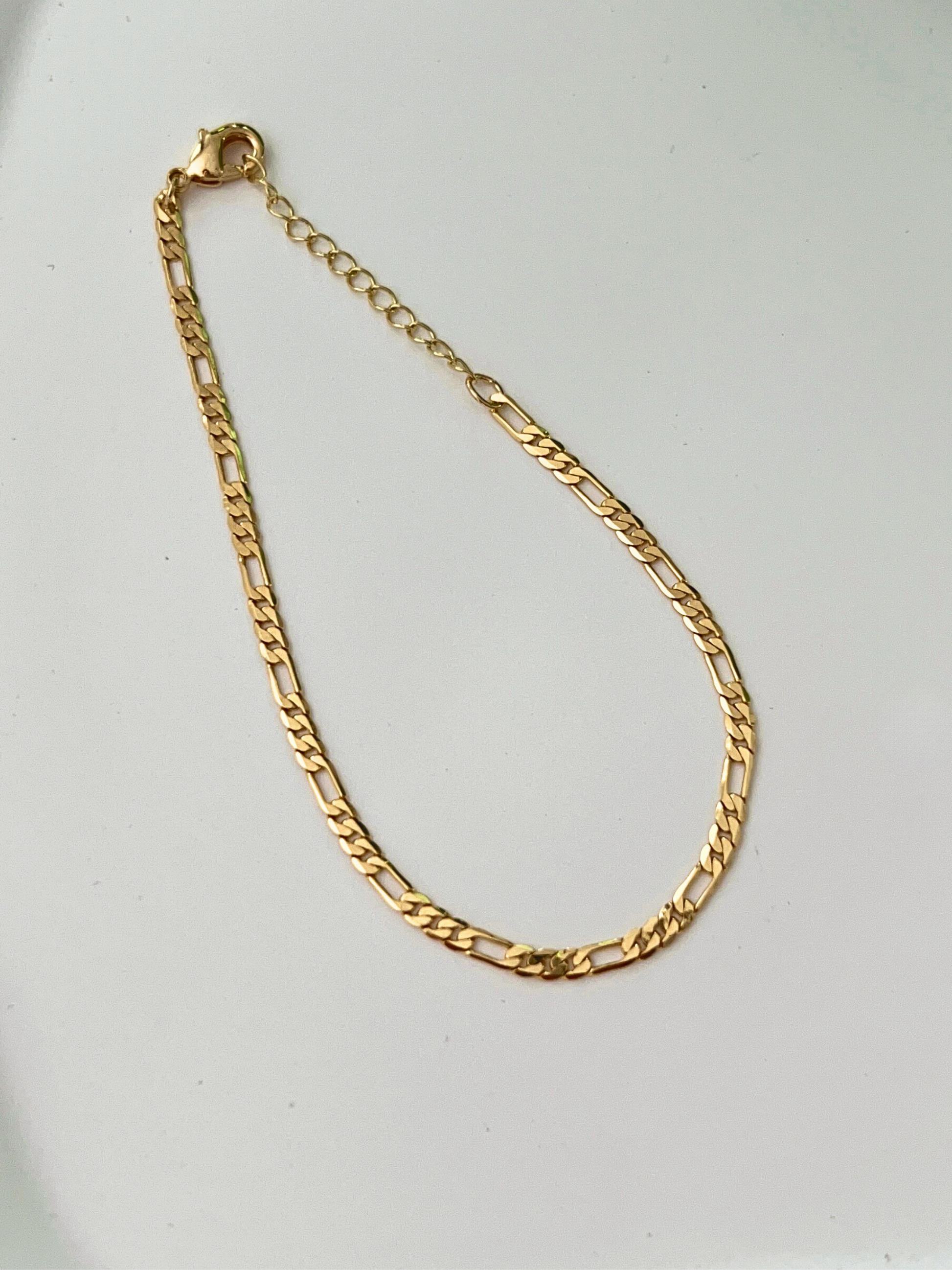 Pulsera fígaro con cadena clásica, en oro laminado 18K (gold filled). Versátil, delicada y atemporal, a la vez que moderna y trendy, es un regalo perfecto. Hecha a mano en España por Trópico Jewelry.