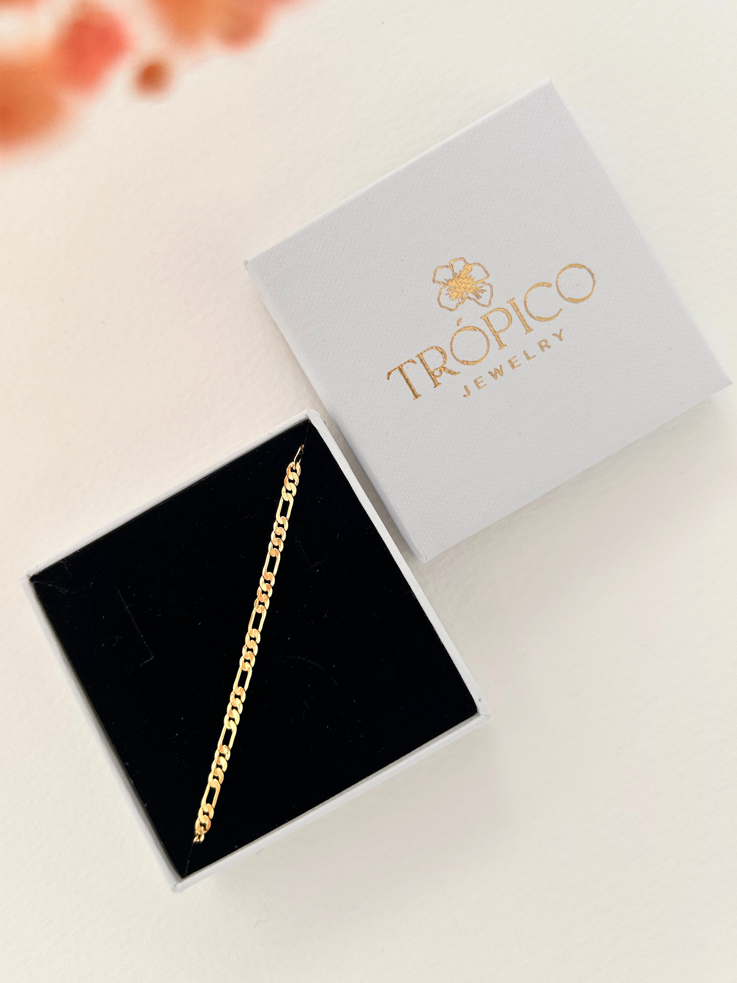 Pulsera fígaro con cadena clásica, en oro laminado 18K (gold filled). Versátil, delicada y atemporal, a la vez que moderna y trendy, es un regalo perfecto. Hecha a mano en España por Trópico Jewelry.