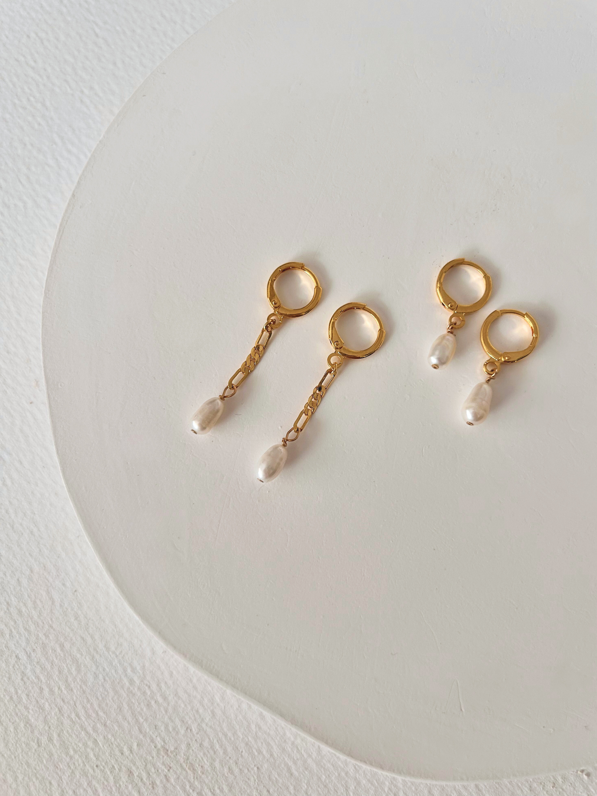 Pendientes de cadena y perlas. Con pequeñas argollas y cadena fígaro en oro laminado (gold-filled) 18K y perlas reales de agua dulce. Pendientes minimalistas hipoalergénicos y duraderos, de Trópico Jewelry