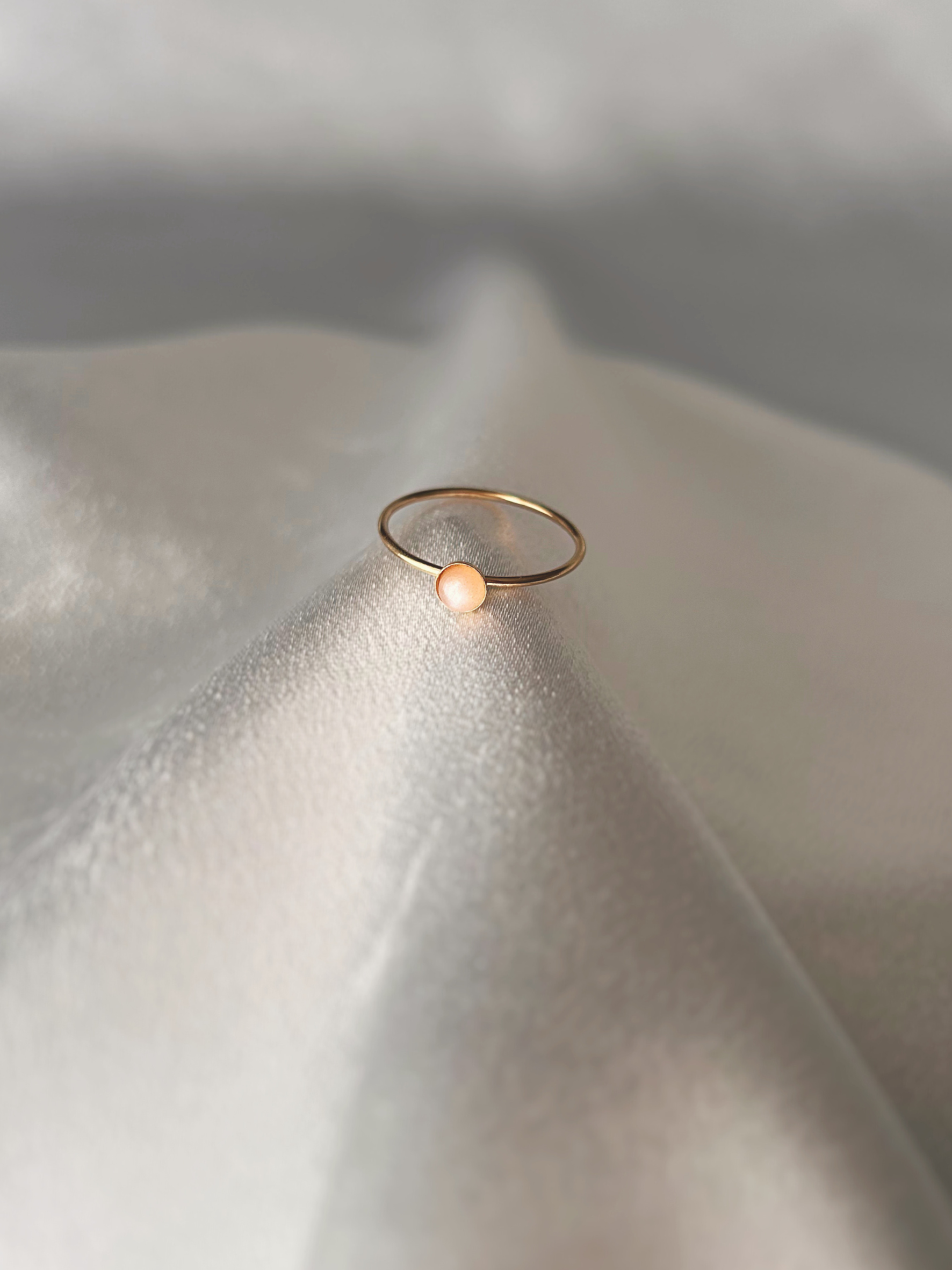 Anillo delicado chapado en oro 14K con una piedra Lunar Melocotón. Perfecto para apilar o llevar solo. Regalo para mujer de Trópico Jewelry