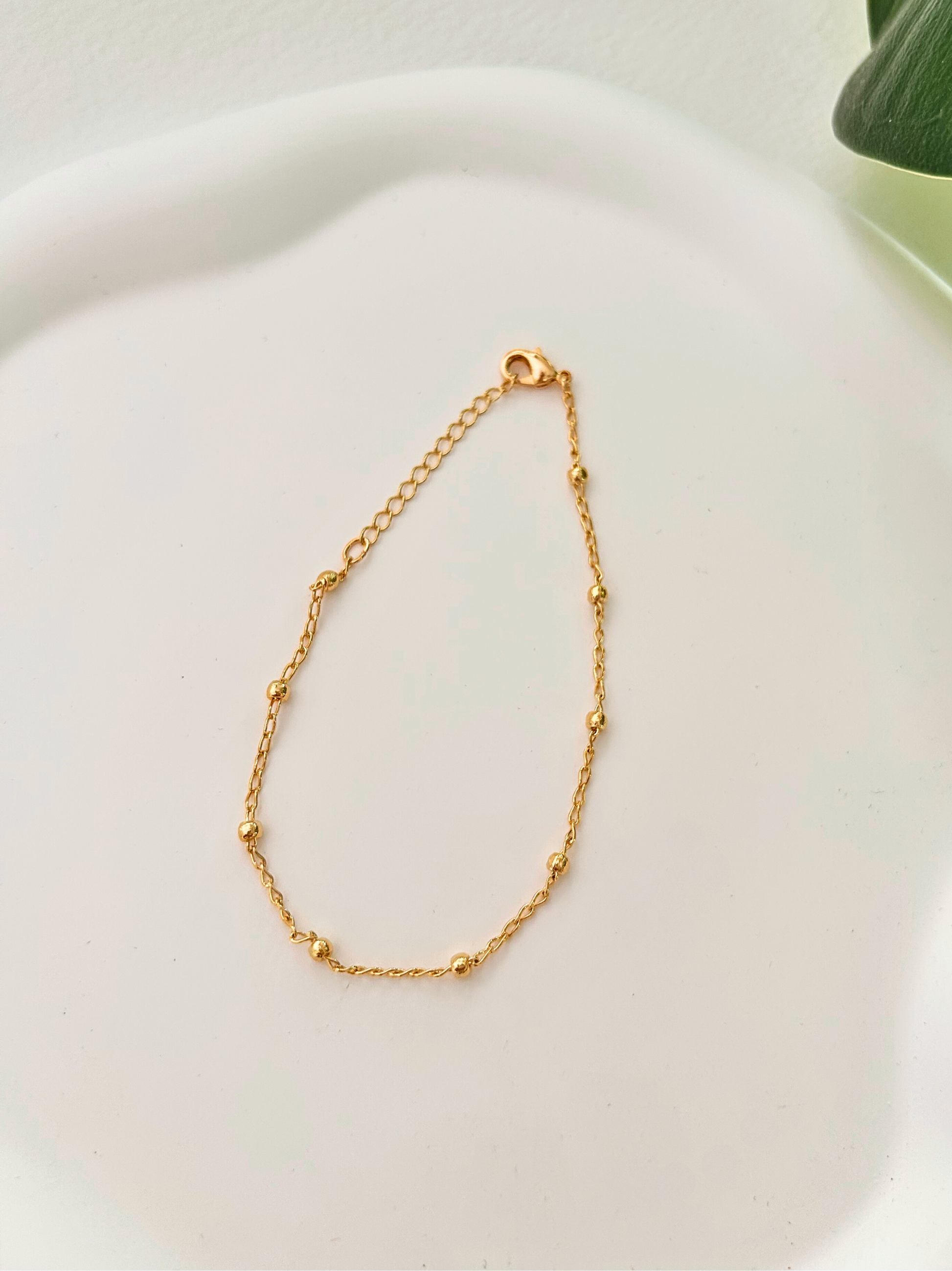 Pulsera satélite con cadena fina y bolitas, en oro laminado 18K (gold filled). Versátil, delicada y atemporal, a la vez que moderna y trendy, es un regalo perfecto. Hecha a mano en España por Trópico Jewelry.