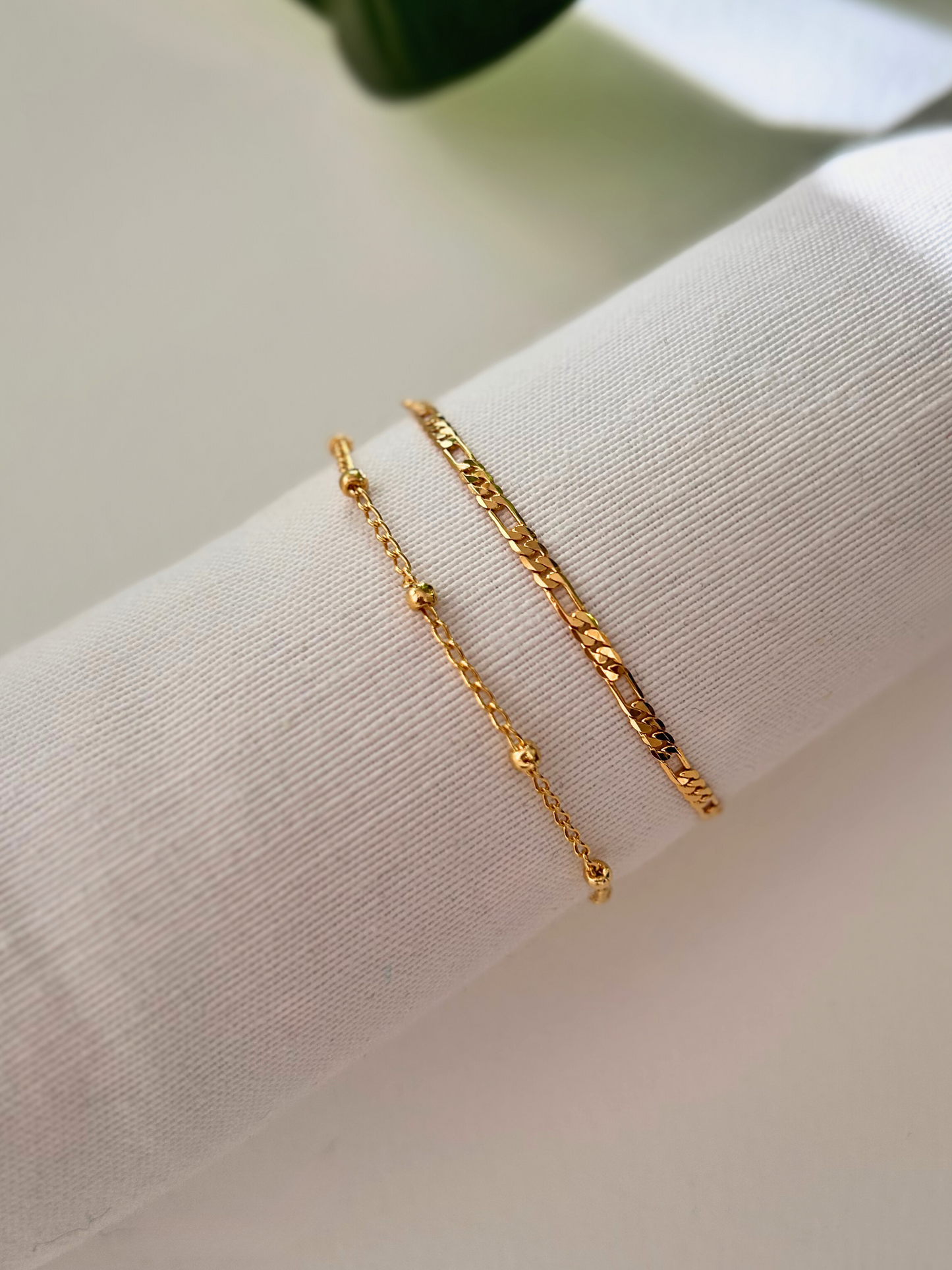 Dúo de Pulseras en oro laminado 18K (gold-filled). Conjunto o set de pulsera fígaro y pulsera satélite. Pulsera duraderas hechas a mano en España por Trópico Jewelry.