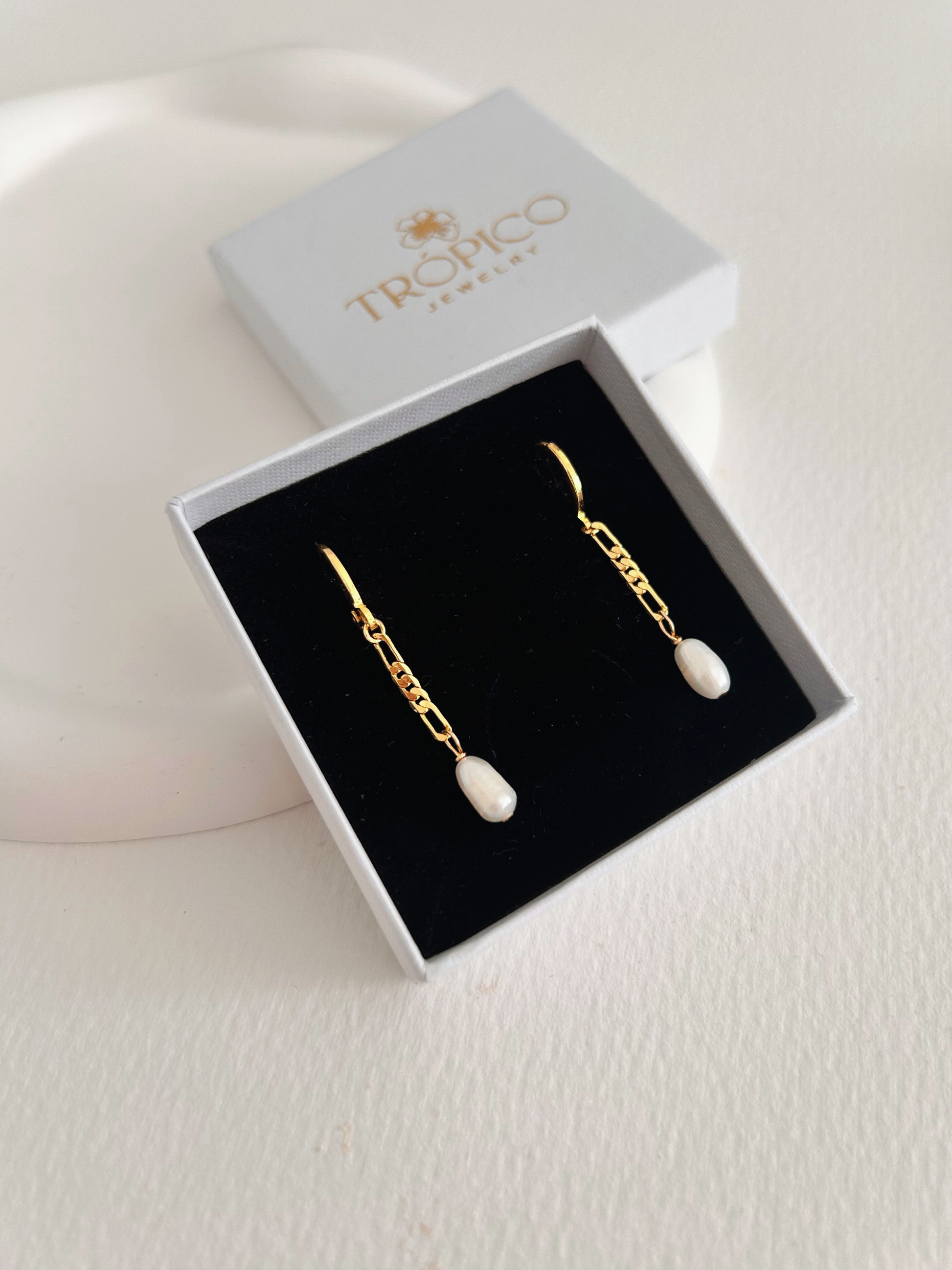 Pendientes de cadena y perlas. Con pequeñas argollas y cadena fígaro en oro laminado (gold-filled) 18K y perlas reales de agua dulce. Pendientes elegantes, minimalistas hipoalergénicos y duraderos, de Trópico Jewelry. Packaging listo para regalo