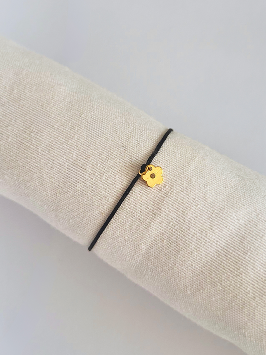 Pulsera de hilo con dije de flor chapado en oro. Tres colores: negro, gris o blanco. Regalo para mujer o adolescente.