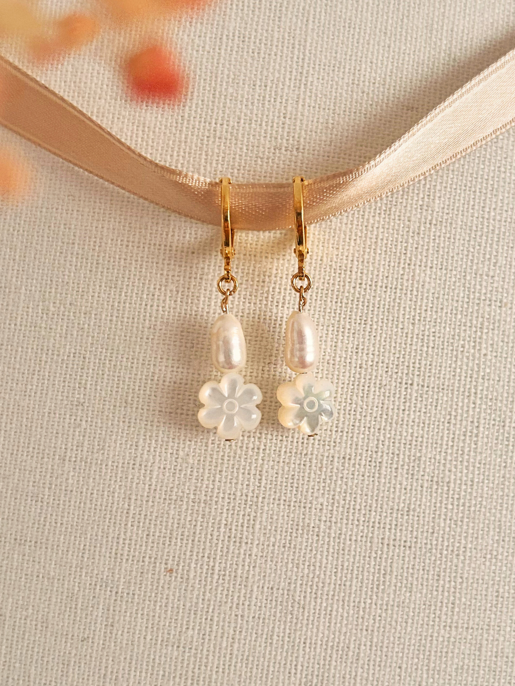 Pendientes delicados con perlas y flor de nácar. Chapados en oro e hipoalergénicos. Regalo perfecto para mujer. Trópico Jewelry