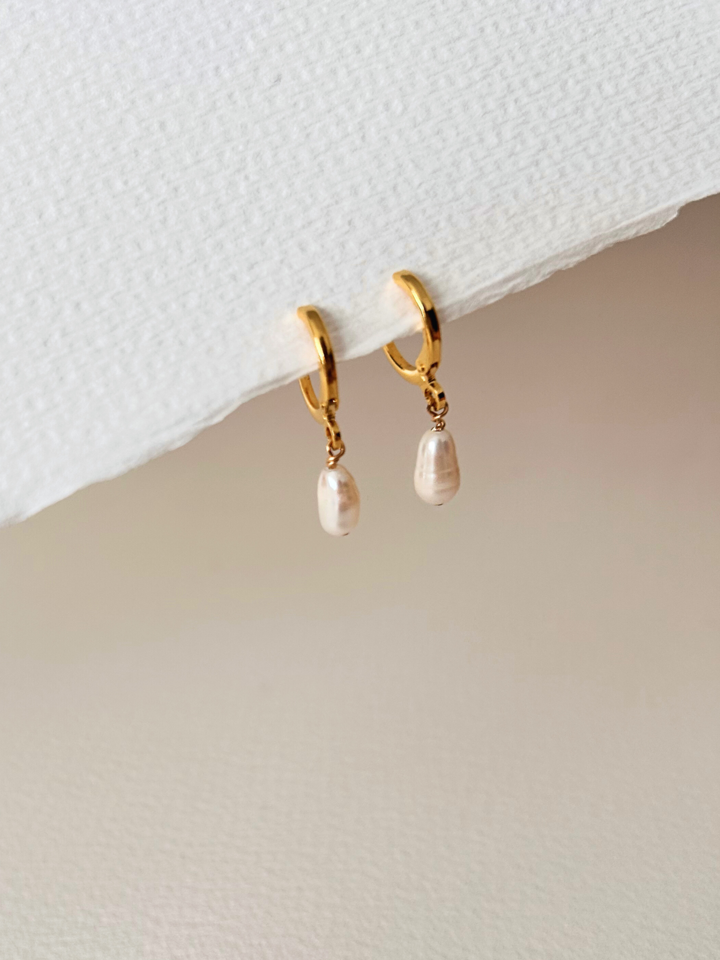 Pendientes con pequeñas argollas y perlas. En oro laminado (gold-filled) 18k y perlas reales de agua dulce. Pendientes minimalistas hipoalergénicos y duraderos, de Trópico Jewelry.