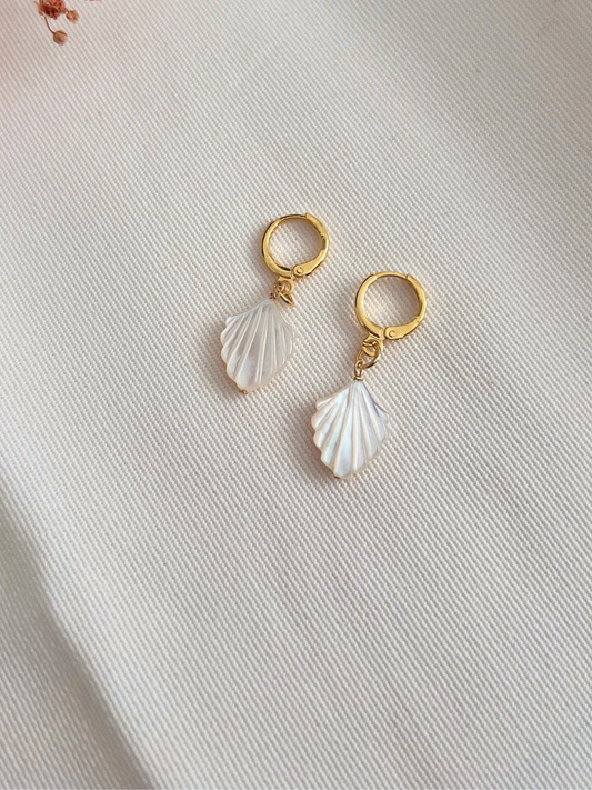 Pendientes delicados con colgantes de concha marina en nácar. Chapados en oro e hipoalergénicos. Regalo perfecto para mujer. Trópico Jewelry