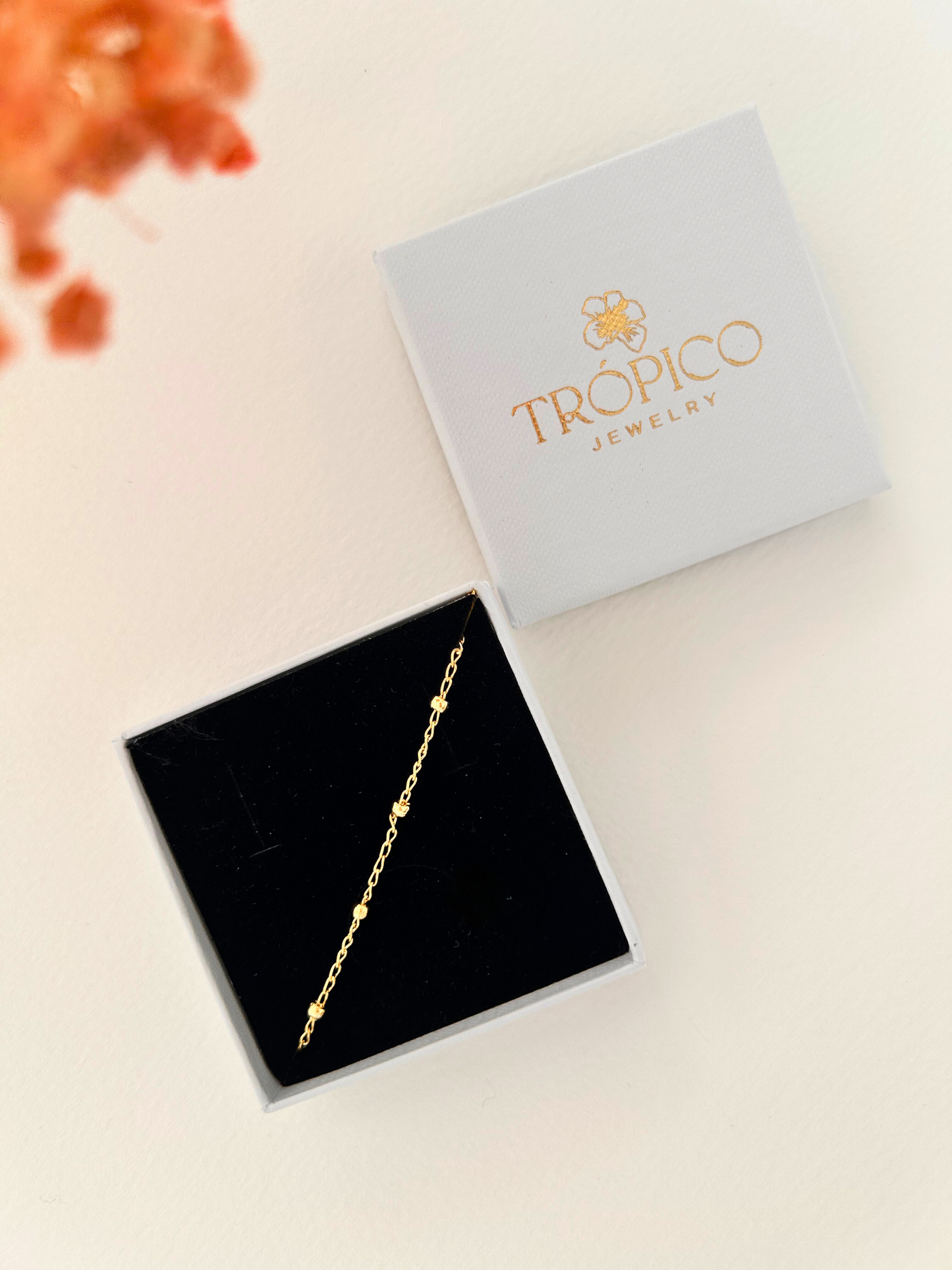 Pulsera satélite con cadena fina y bolitas, en oro laminado 18K (gold filled). Versátil, delicada y atemporal, a la vez que moderna y trendy, es un regalo perfecto. Hecha a mano en España por Trópico Jewelry.