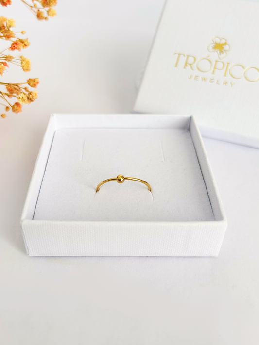 Anillo delicado chapado en oro 14K una cuenta deslizable o bolita anti estrés. Perfecto para apilar o llevar solo. Regalo para mujer de Trópico Jewelry