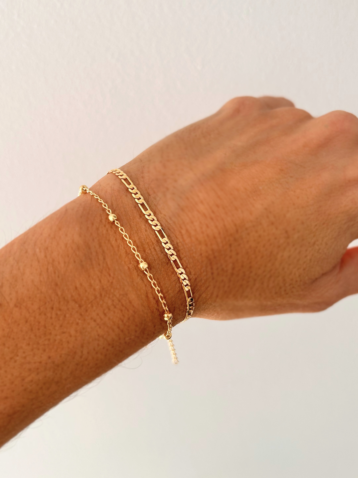 Pulseras satélite y fígaro, en oro laminado 18K (gold filled). Versátiles, delicadas y atemporales, a la vez que modernas y trendy, es un regalo perfecto. Hecho a mano en España por Trópico Jewelry.