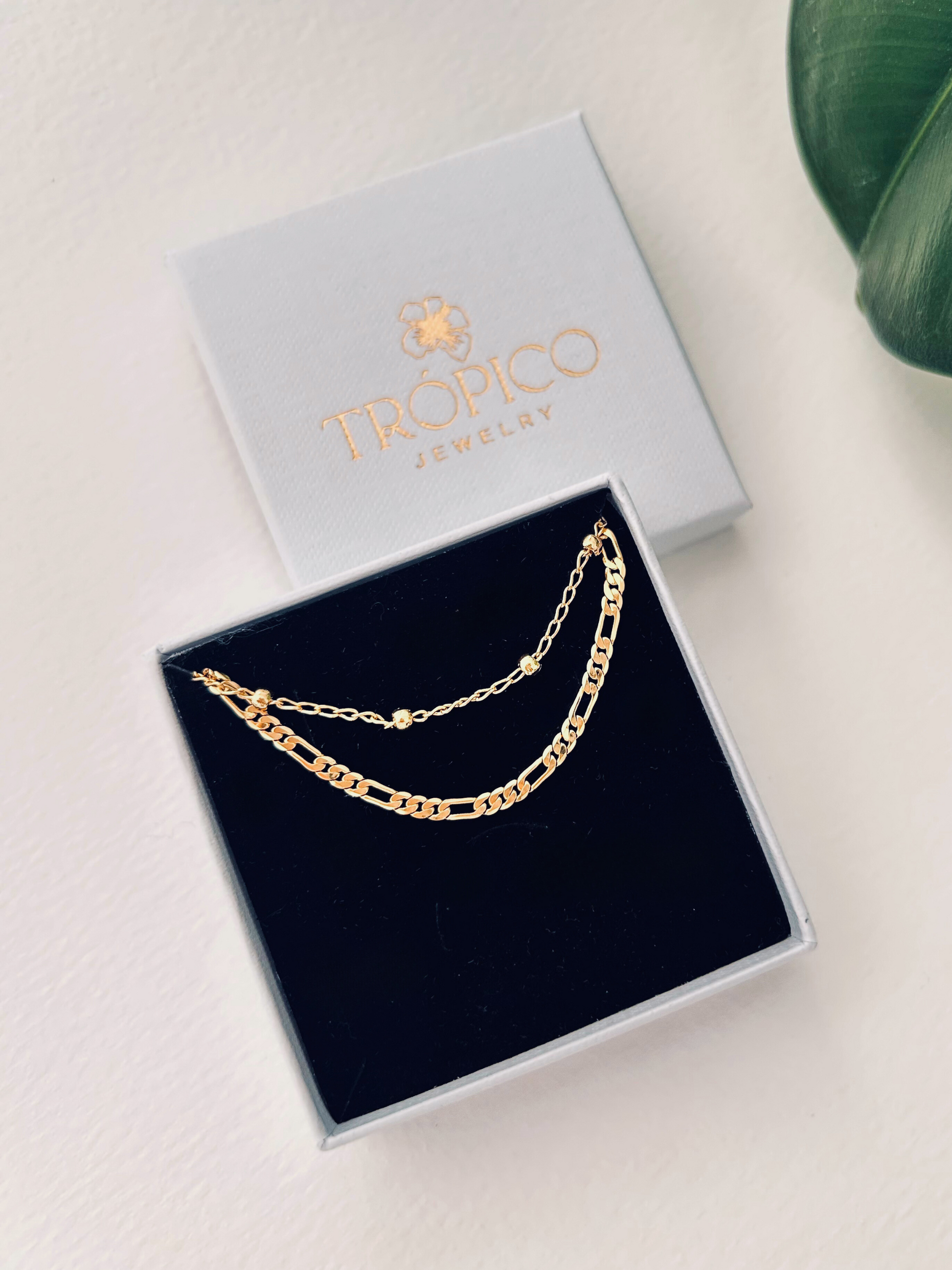 Dúo de Pulseras en oro laminado 18K (gold-filled). Conjunto o set de pulsera fígaro y pulsera satélite. Pulsera duraderas hechas a mano en España por Trópico Jewelry.