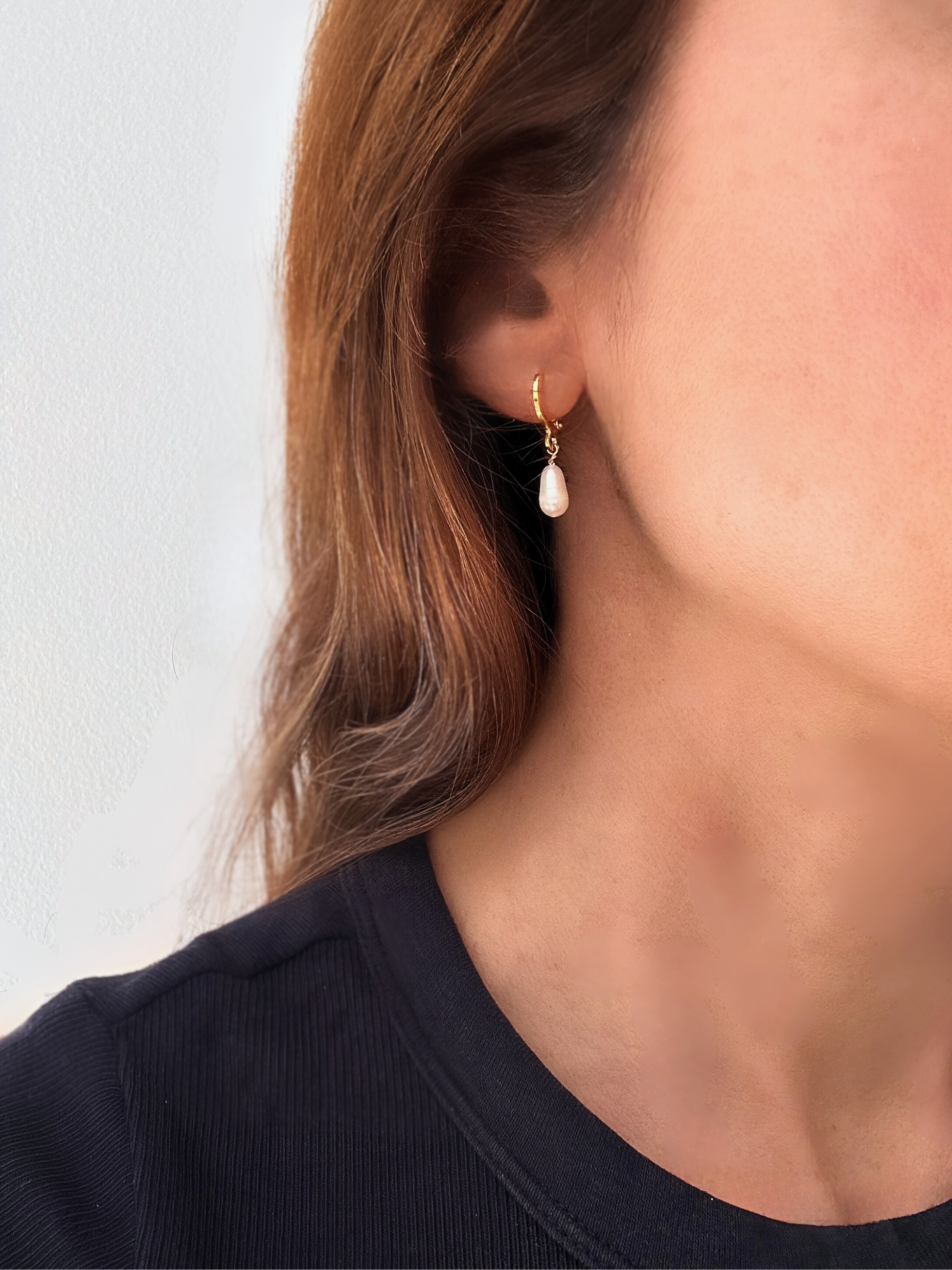 Pendientes con pequeñas argollas y perlas. En oro laminado (gold-filled) 18k y perlas reales de agua dulce. Pendientes minimalistas hipoalergénicos y duraderos, de Trópico Jewelry.