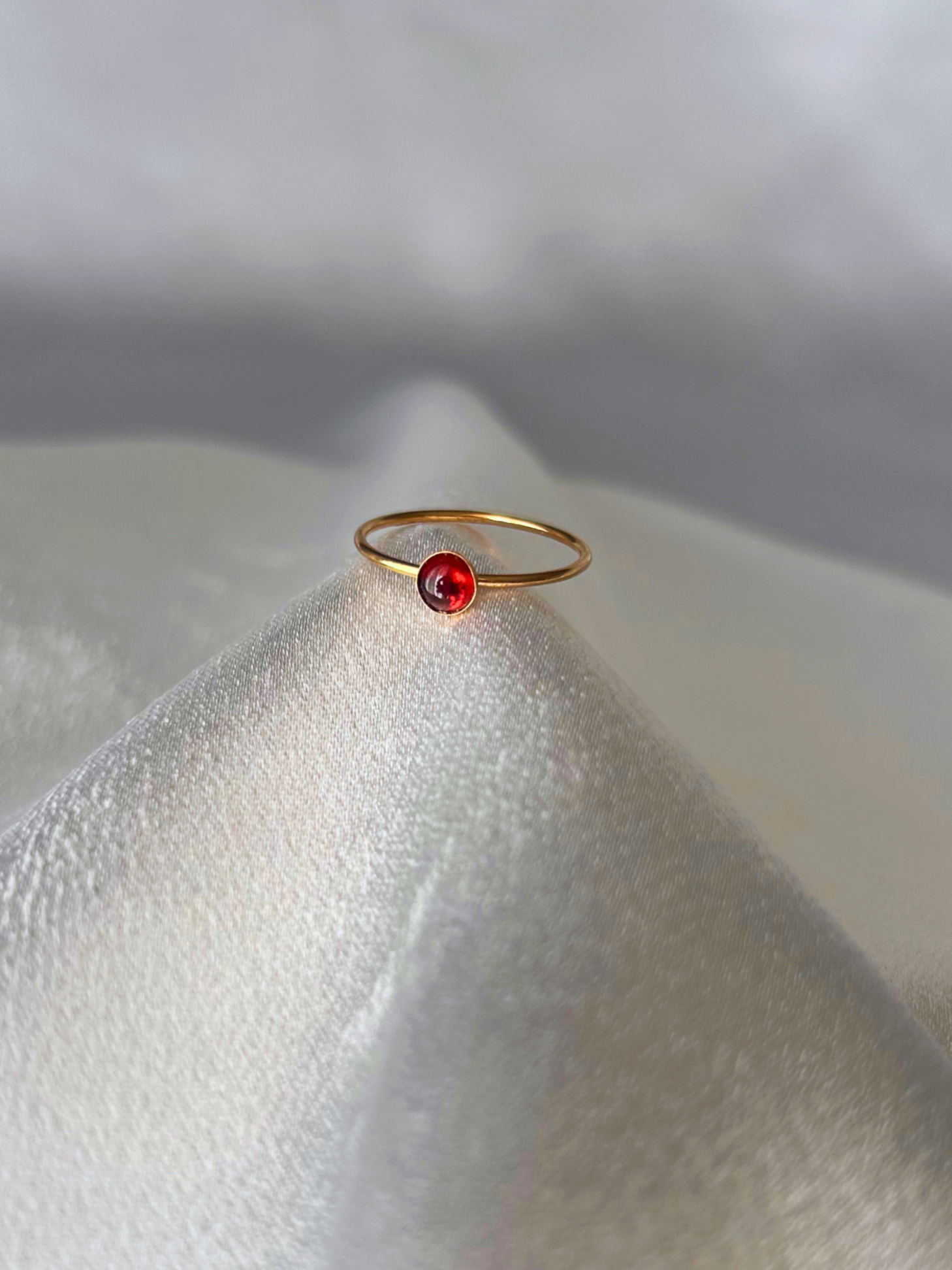 Anillo delicado chapado en oro 14K con una piedra Granate AAA, en tono rojizo oscuro. Perfecto para apilar o llevar solo. Regalo para mujer de Trópico Jewelry