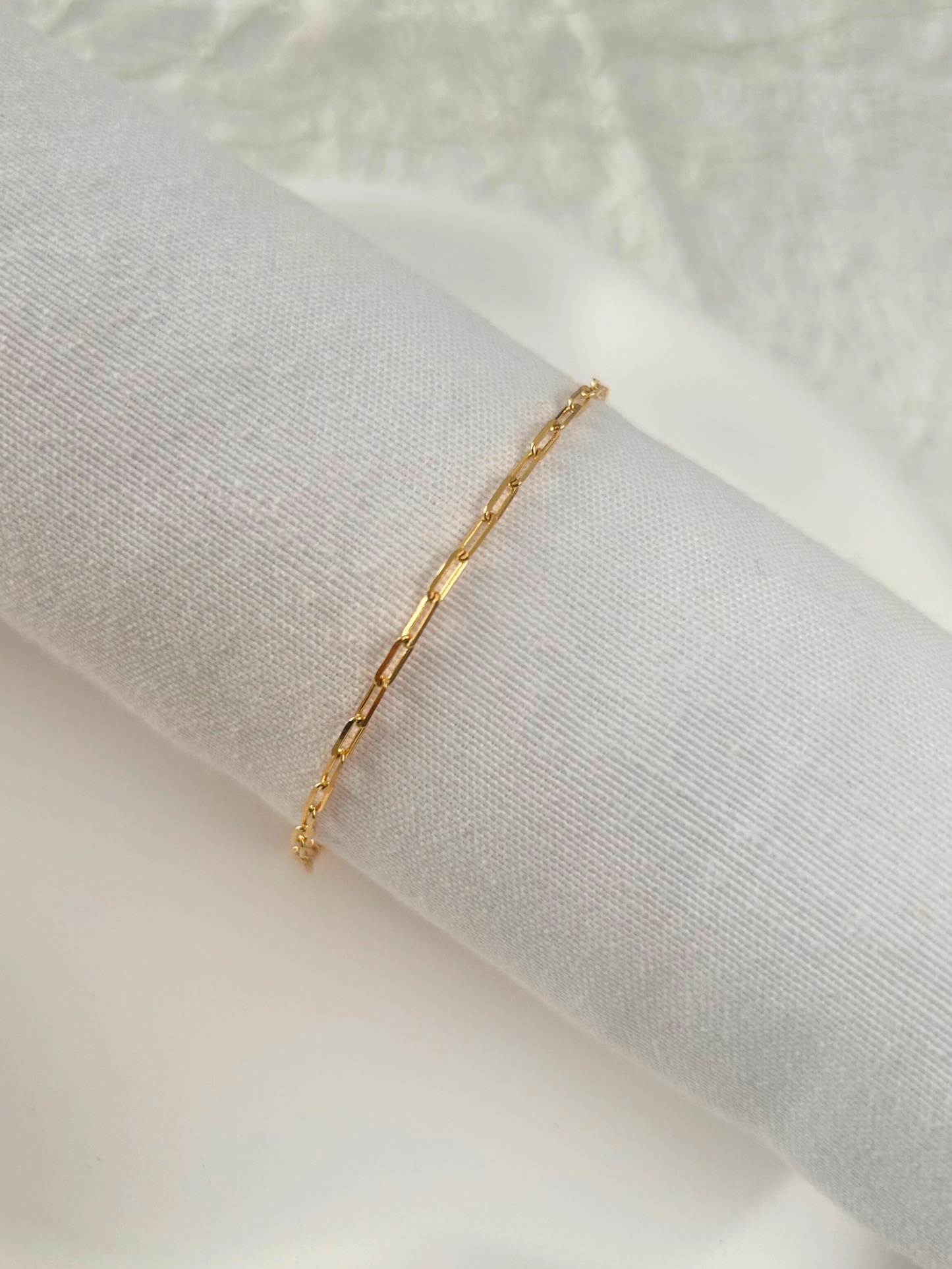 Pulsera minimalista chapada en oro 18K con eslabones largos (paperclip). Regalo mujer.