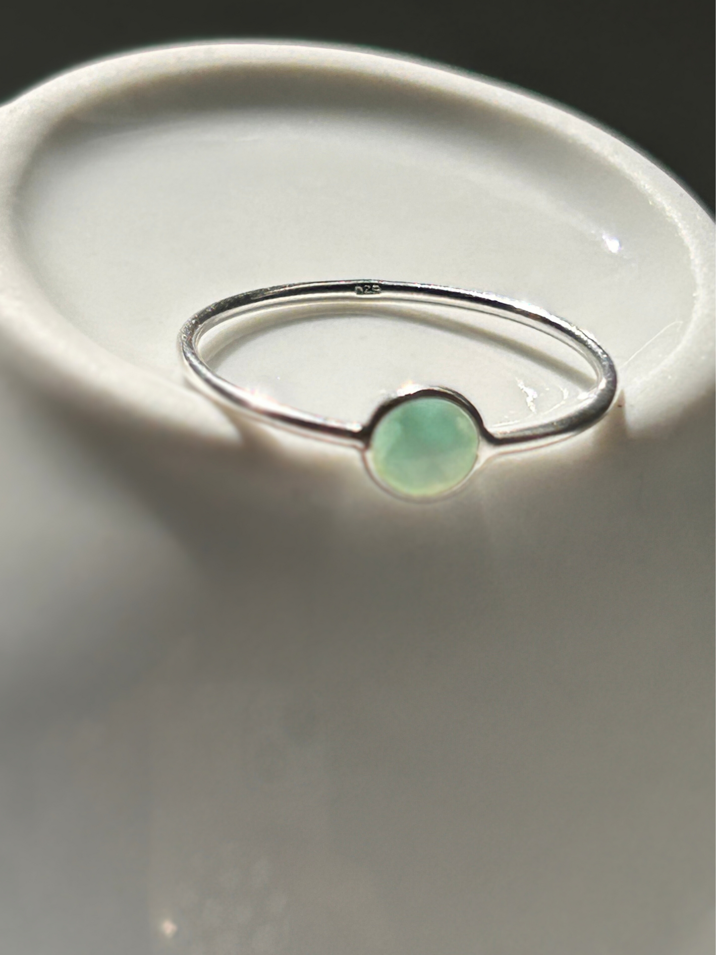 Anillo Amazonita en plata de ley, delicado y elegante. Aro con gema natural verde. Regalo con simbolismo.