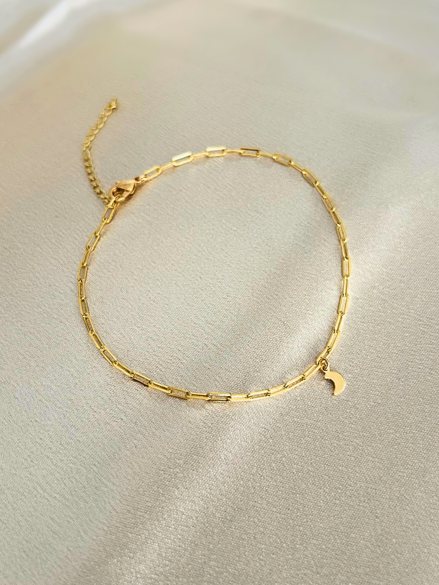 Tobillera con charm de luna chapada en oro 18K. Cadena con eslabones alargados (paperclip). Regalo mujer. Trópico Jewelry