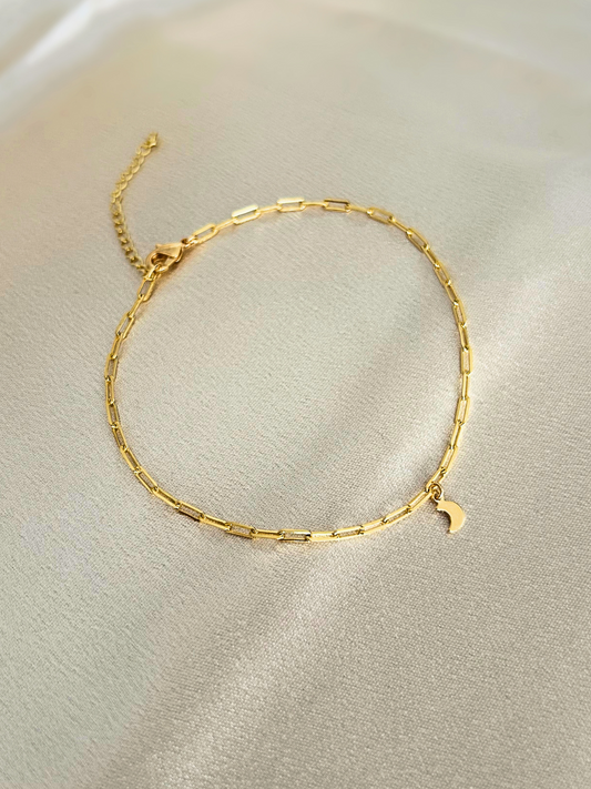 Tobillera con charm de luna chapada en oro 18K. Cadena con eslabones alargados (paperclip). Regalo mujer. Trópico Jewelry