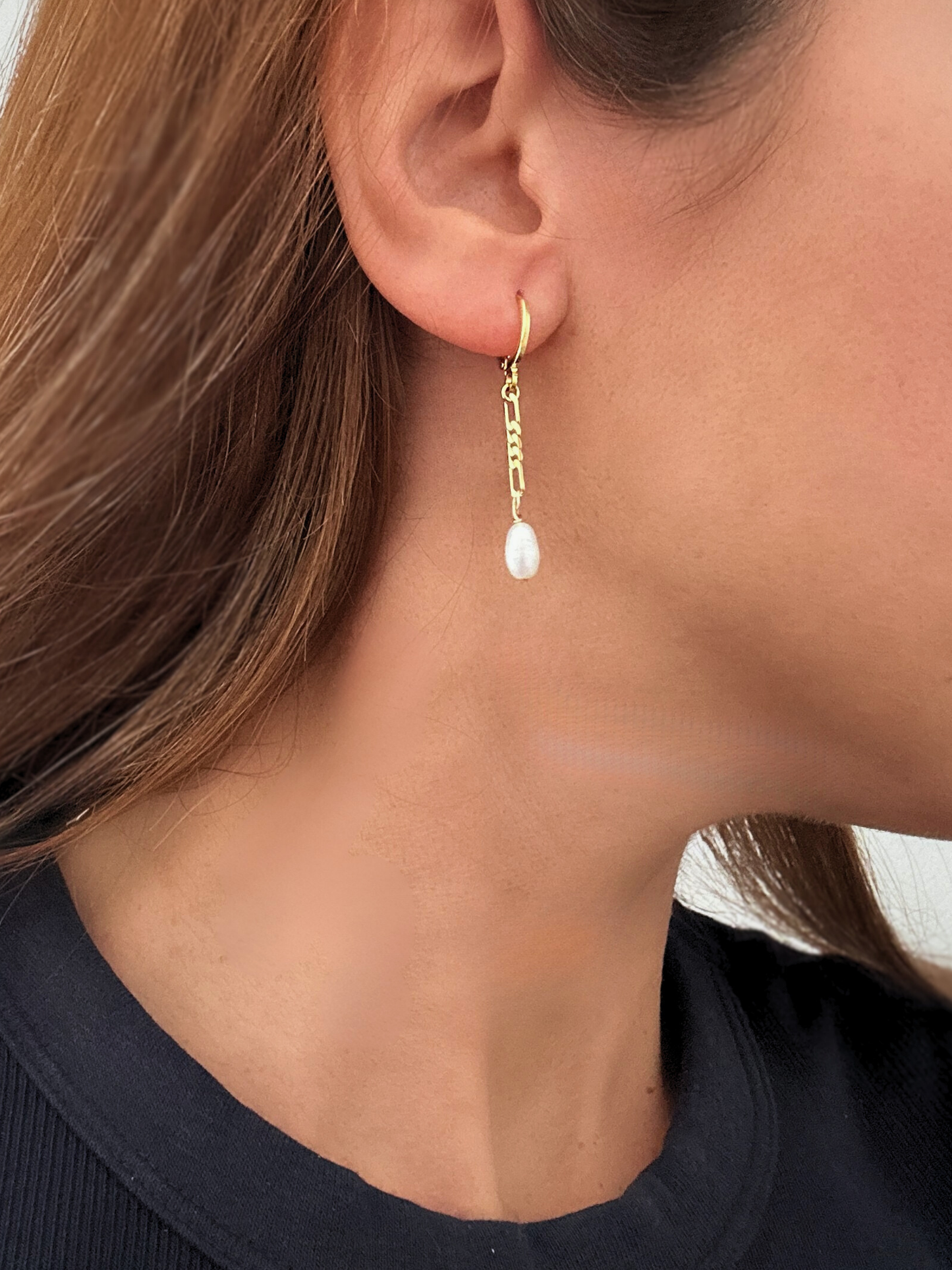 Pendientes de cadena y perlas. Con pequeñas argollas y cadena fígaro en oro laminado (gold-filled) 18K y perlas reales de agua dulce. Pendientes minimalistas hipoalergénicos y duraderos, de Trópico Jewelry