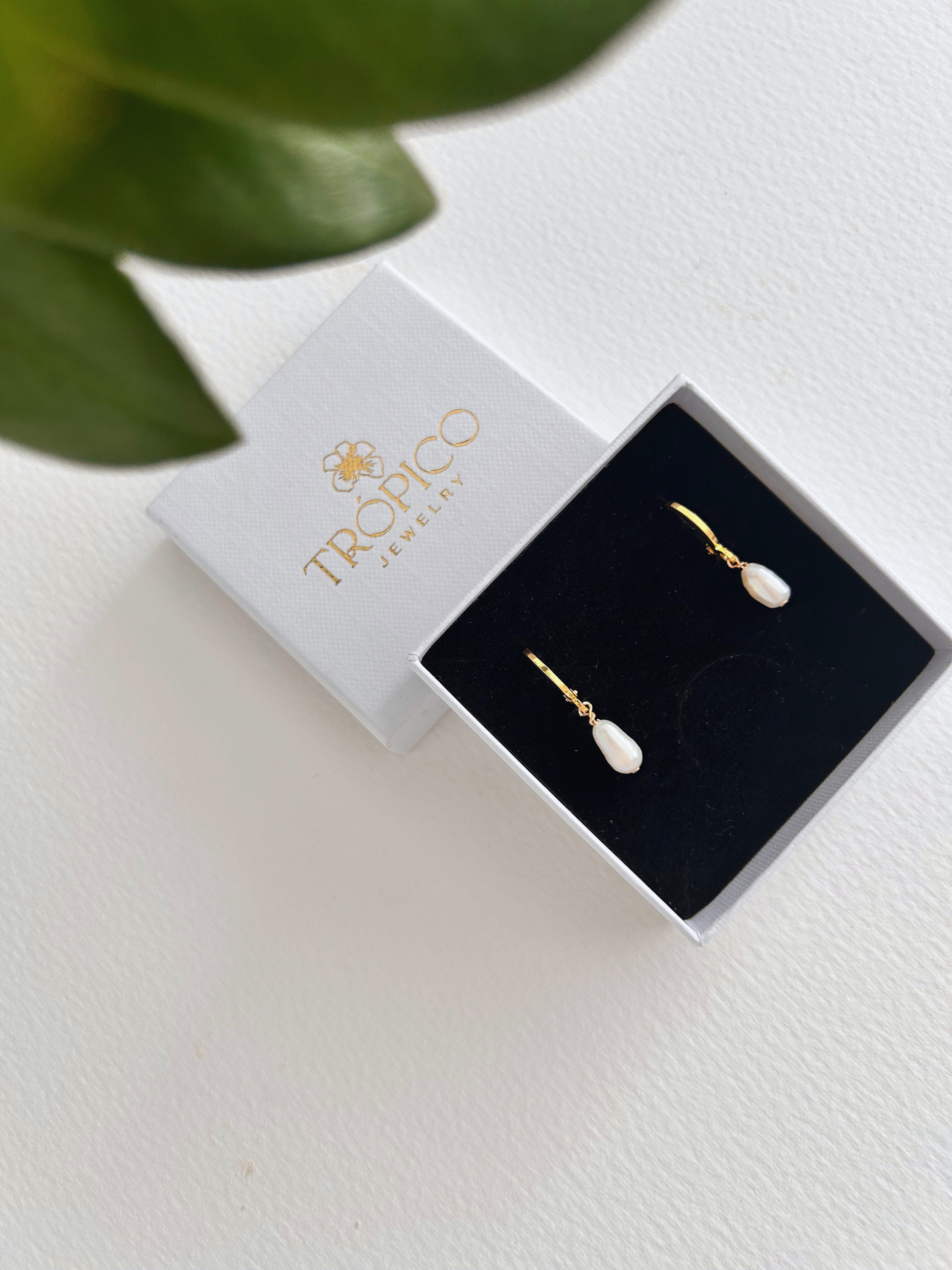 Pendientes con pequeñas argollas y perlas. En oro laminado (gold-filled) 18k y perlas reales de agua dulce. Pendientes minimalistas hipoalergénicos y duraderos, de Trópico Jewelry.