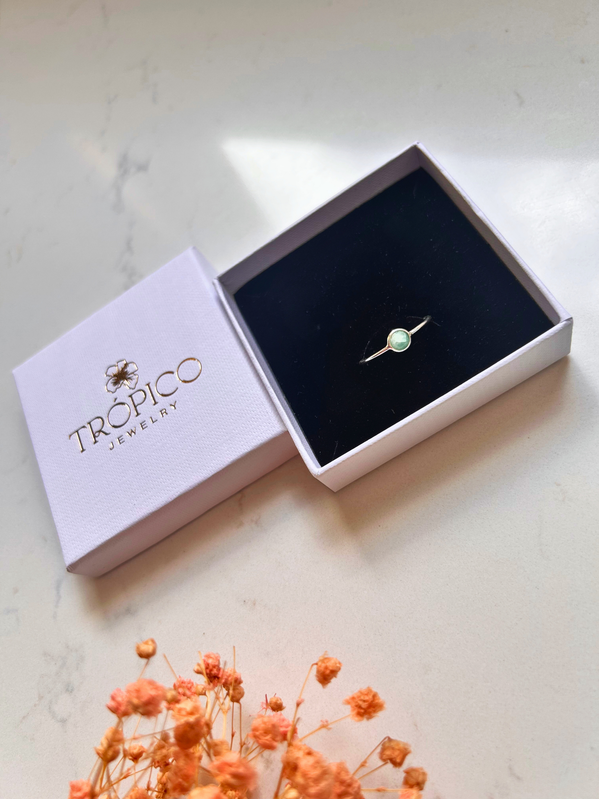 Anillo Amazonita en plata de ley, delicado y elegante. Aro con gema natural verde. Regalo con simbolismo.