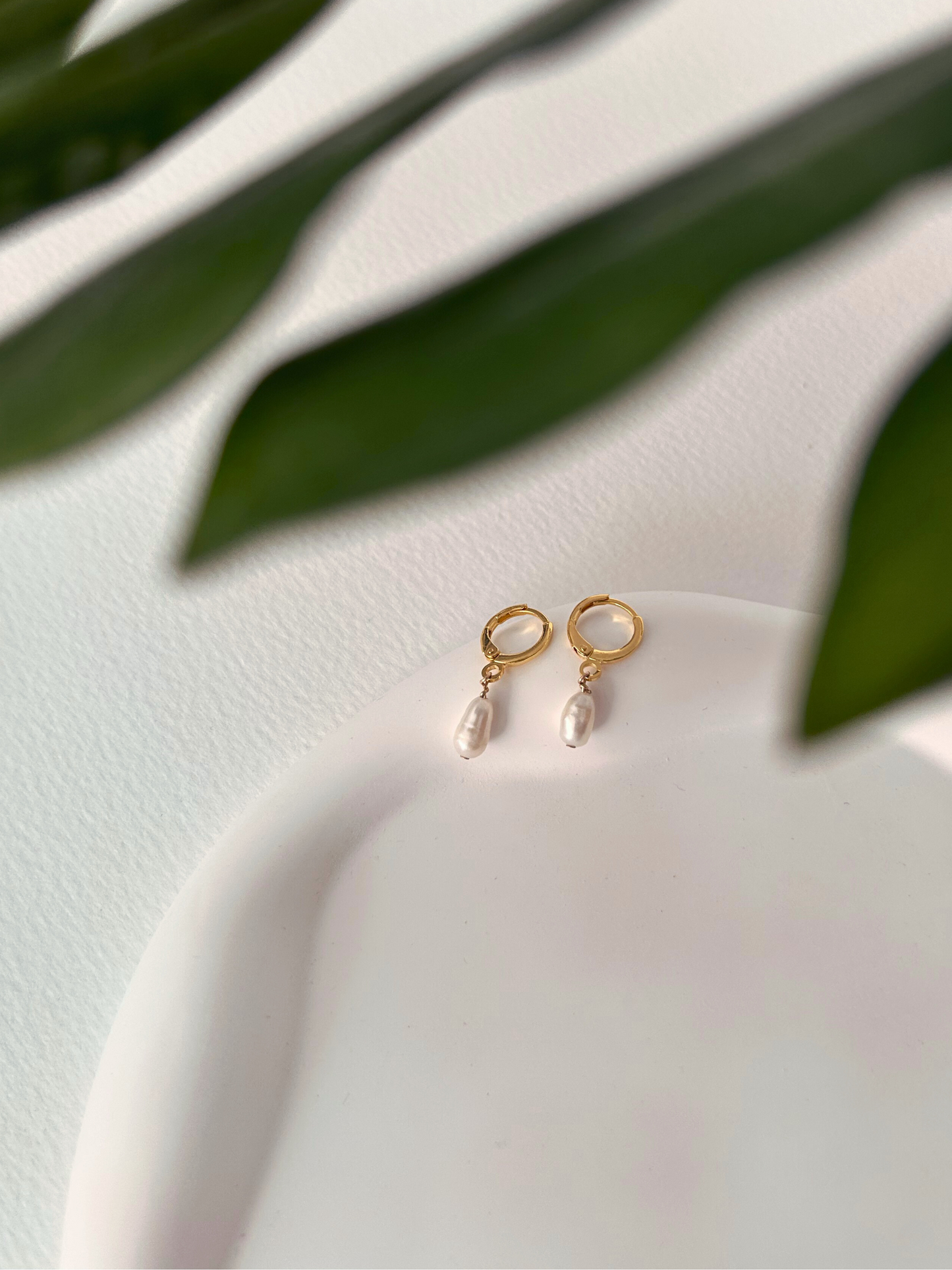 Pendientes con pequeñas argollas y perlas. En oro laminado (gold-filled) 18k y perlas reales de agua dulce. Pendientes minimalistas hipoalergénicos y duraderos, de Trópico Jewelry.