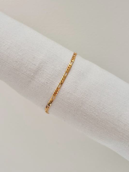 Pulsera fígaro con cadena clásica, en oro laminado 18K (gold filled). Versátil, delicada y atemporal, a la vez que moderna y trendy, es un regalo perfecto. Hecha a mano en España por Trópico Jewelry.