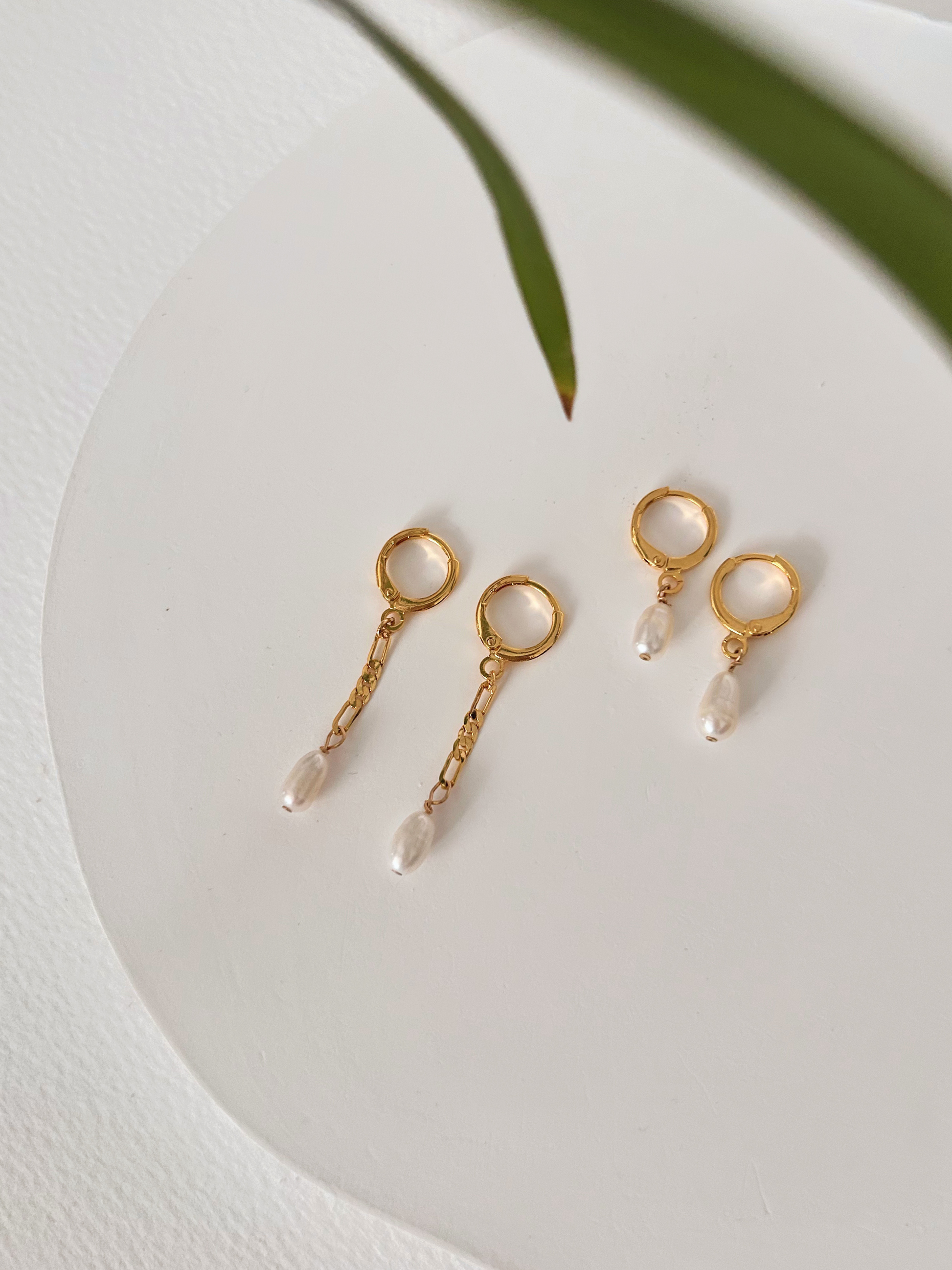 Pendientes con pequeñas argollas y perlas. En oro laminado (gold-filled) 18k y perlas reales de agua dulce. Pendientes minimalistas hipoalergénicos y duraderos, de Trópico Jewelry.