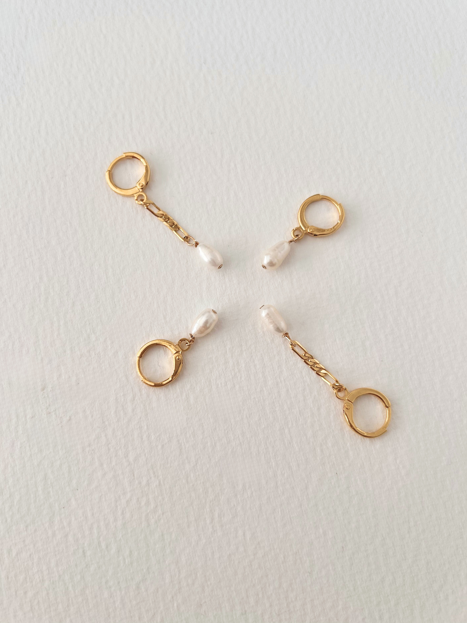Pendientes con pequeñas argollas y perlas. En oro laminado (gold-filled) 18k y perlas reales de agua dulce. Pendientes minimalistas hipoalergénicos y duraderos, de Trópico Jewelry.